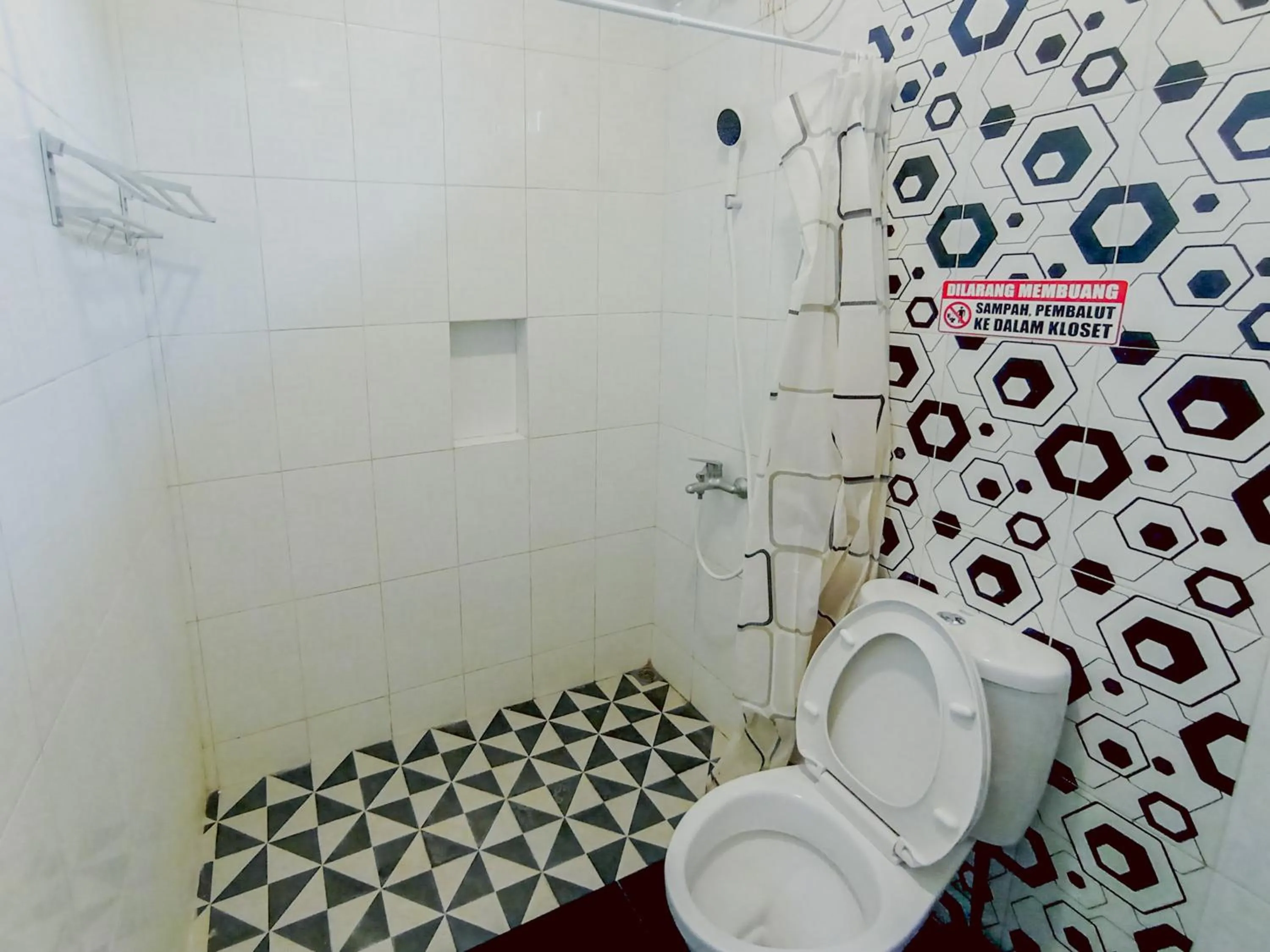 Bathroom in RedDoorz at Wisma Garden Purwokerto