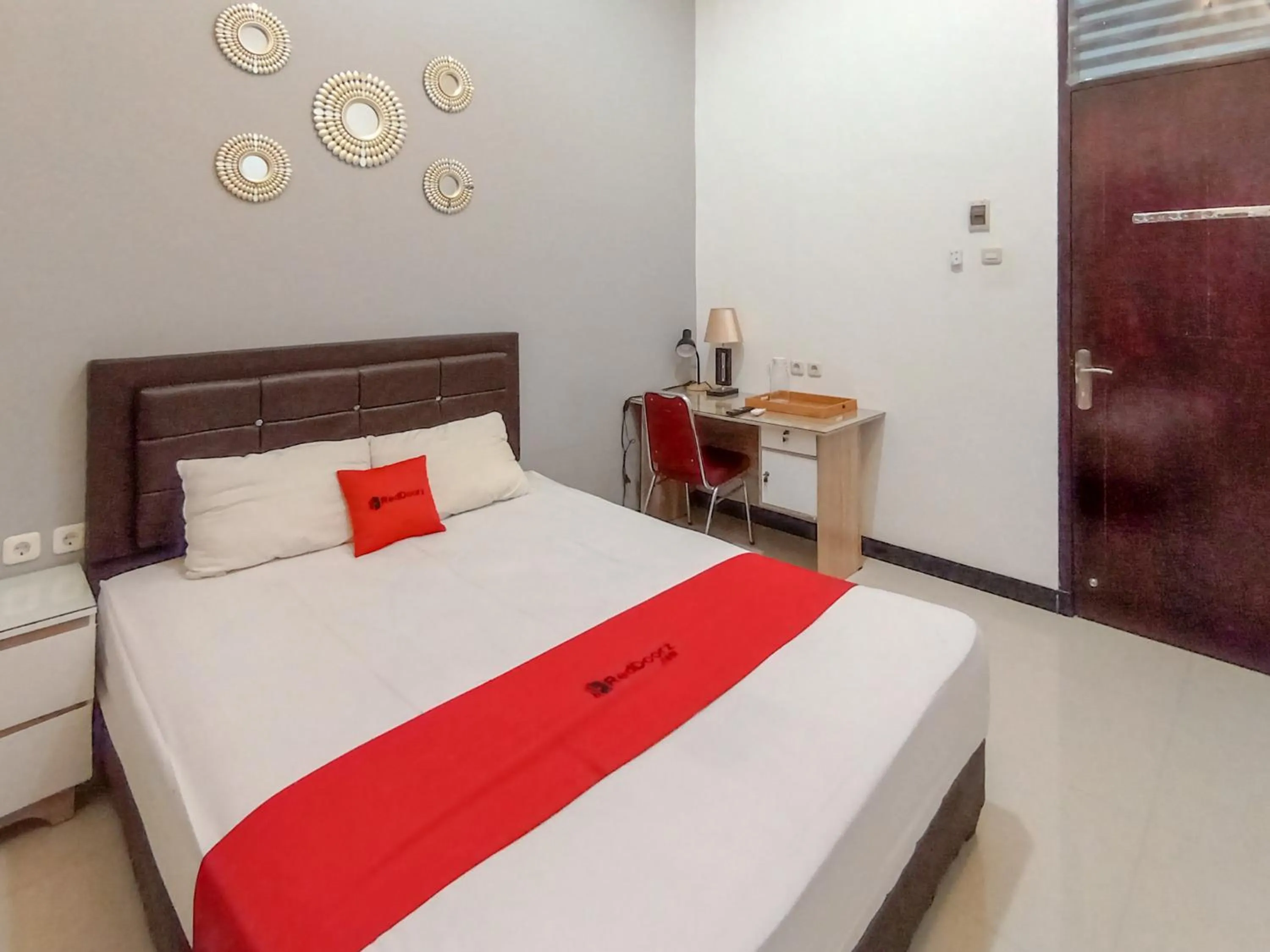 Bedroom, Bed in RedDoorz at Wisma Garden Purwokerto