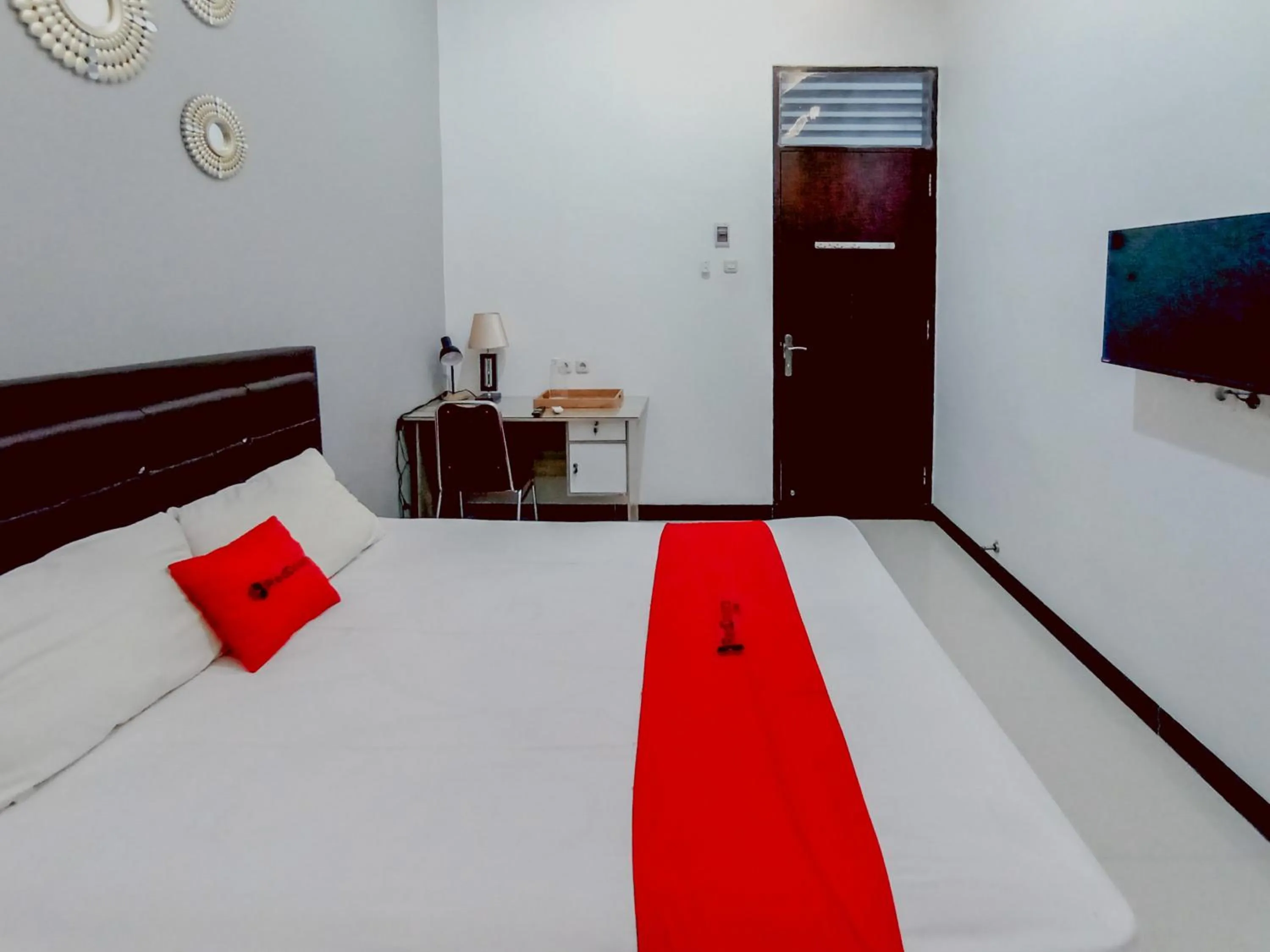 Bedroom, Bed in RedDoorz at Wisma Garden Purwokerto