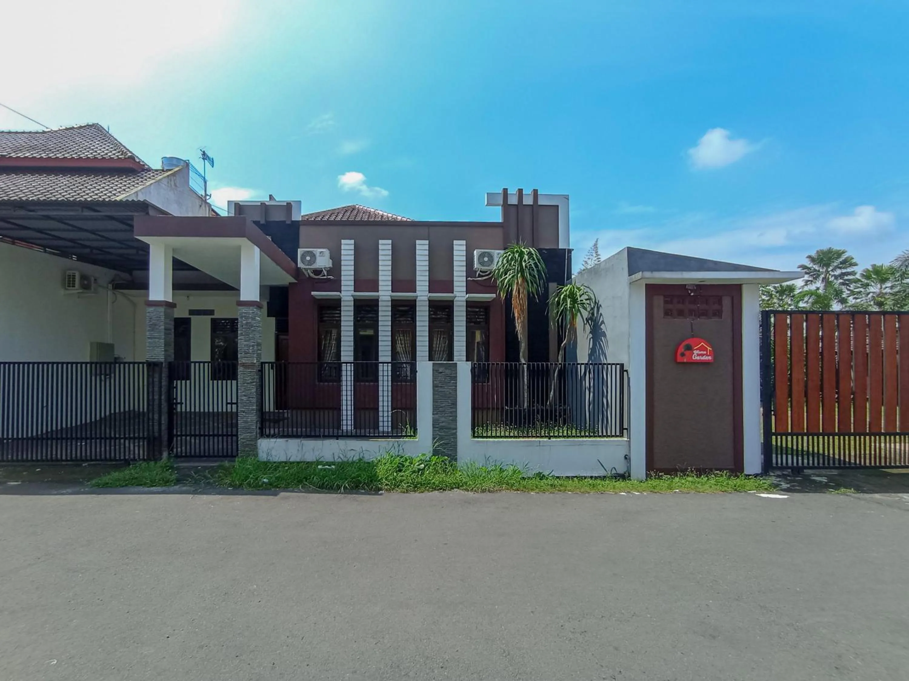 Facade/entrance in RedDoorz at Wisma Garden Purwokerto