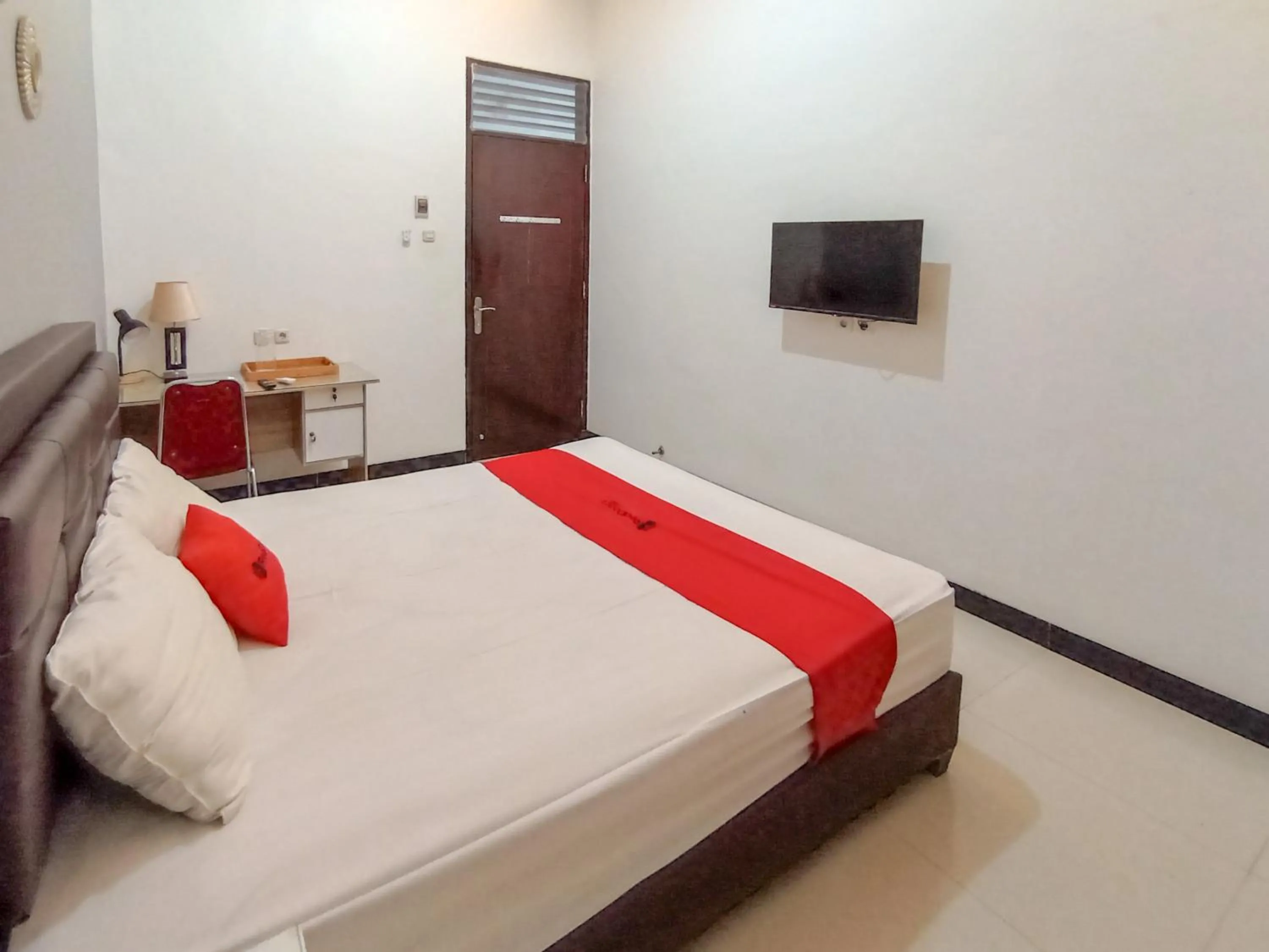 Bedroom, Bed in RedDoorz at Wisma Garden Purwokerto