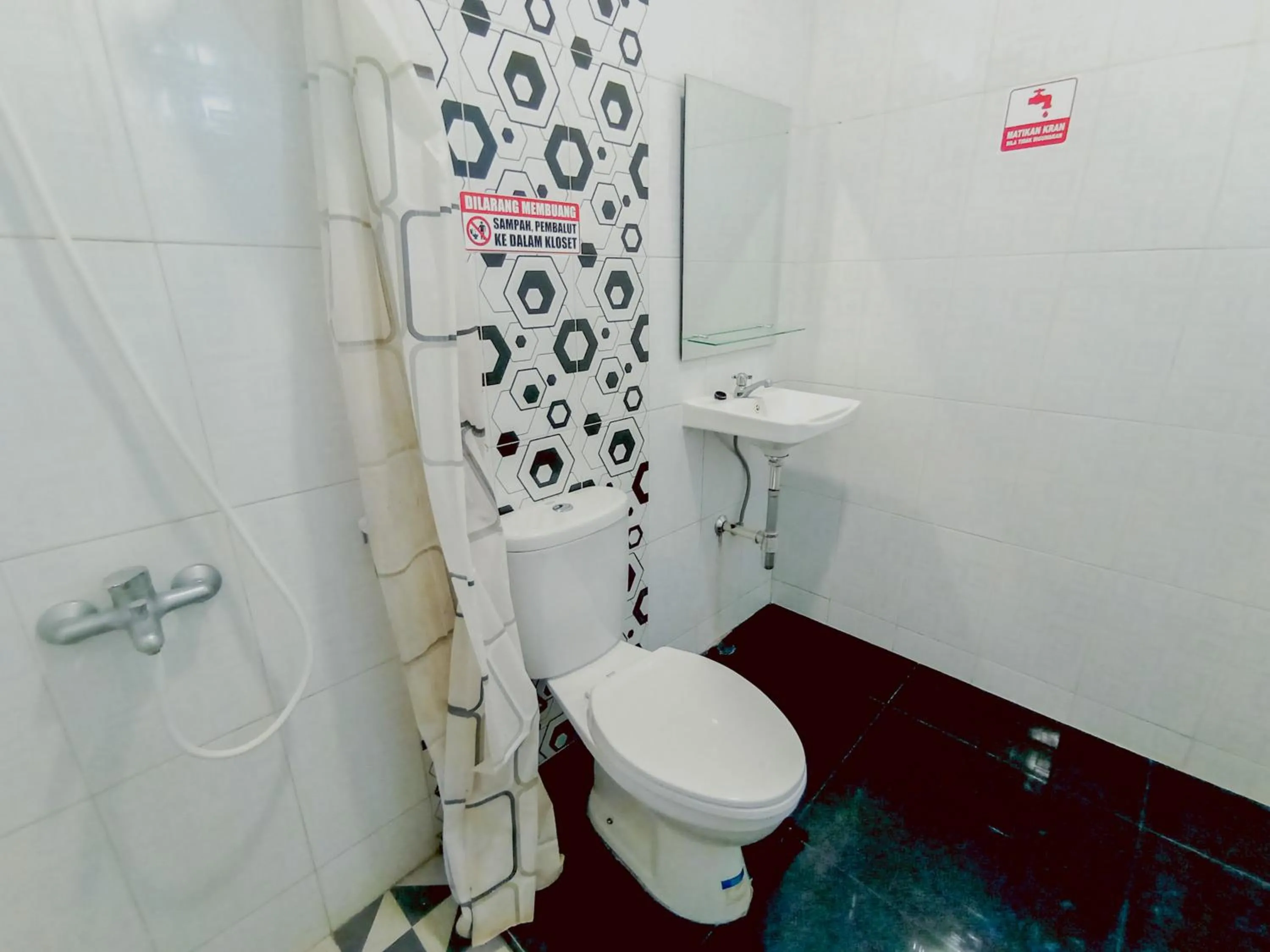 Bathroom in RedDoorz at Wisma Garden Purwokerto