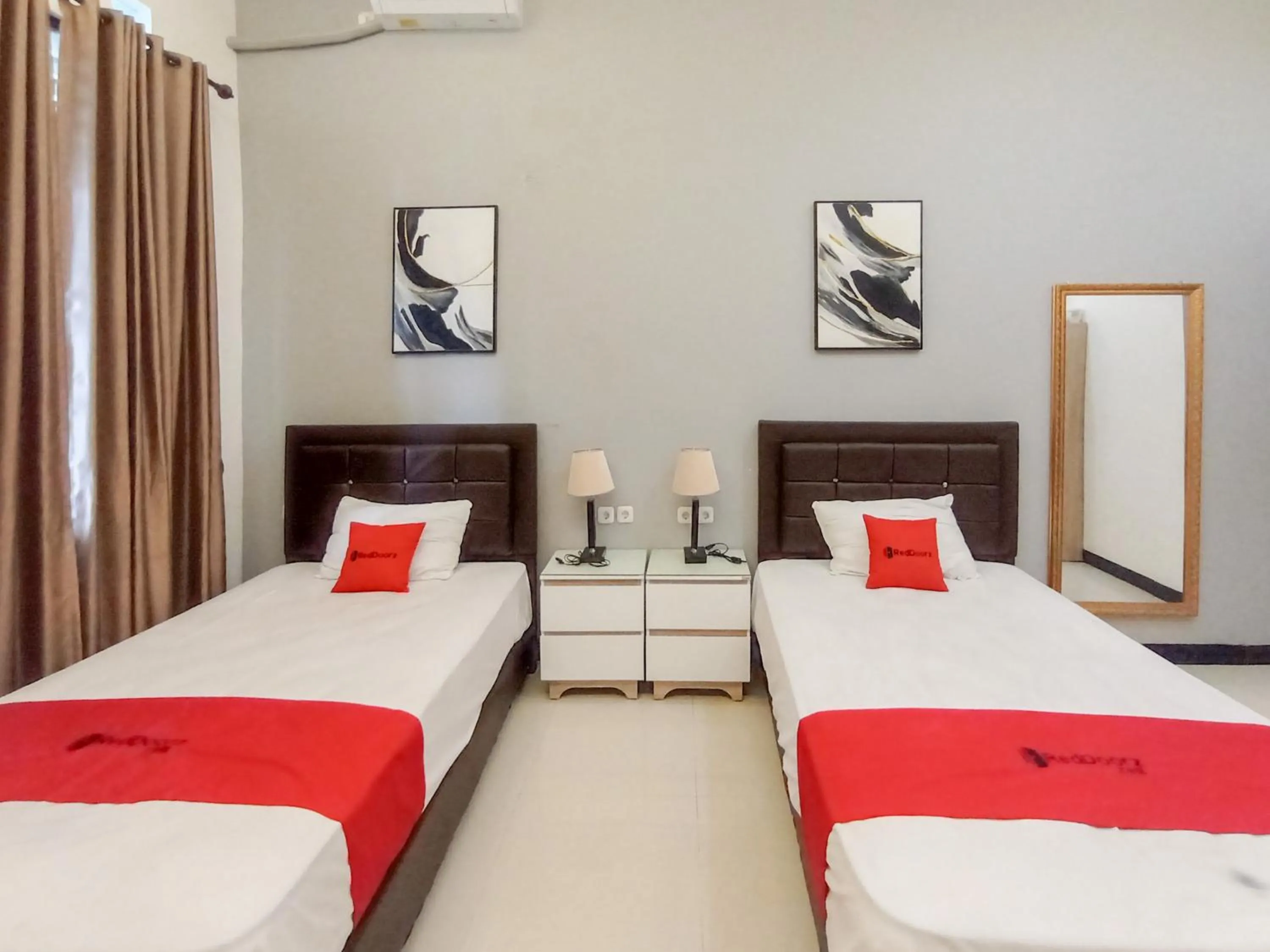 Bedroom, Bed in RedDoorz at Wisma Garden Purwokerto
