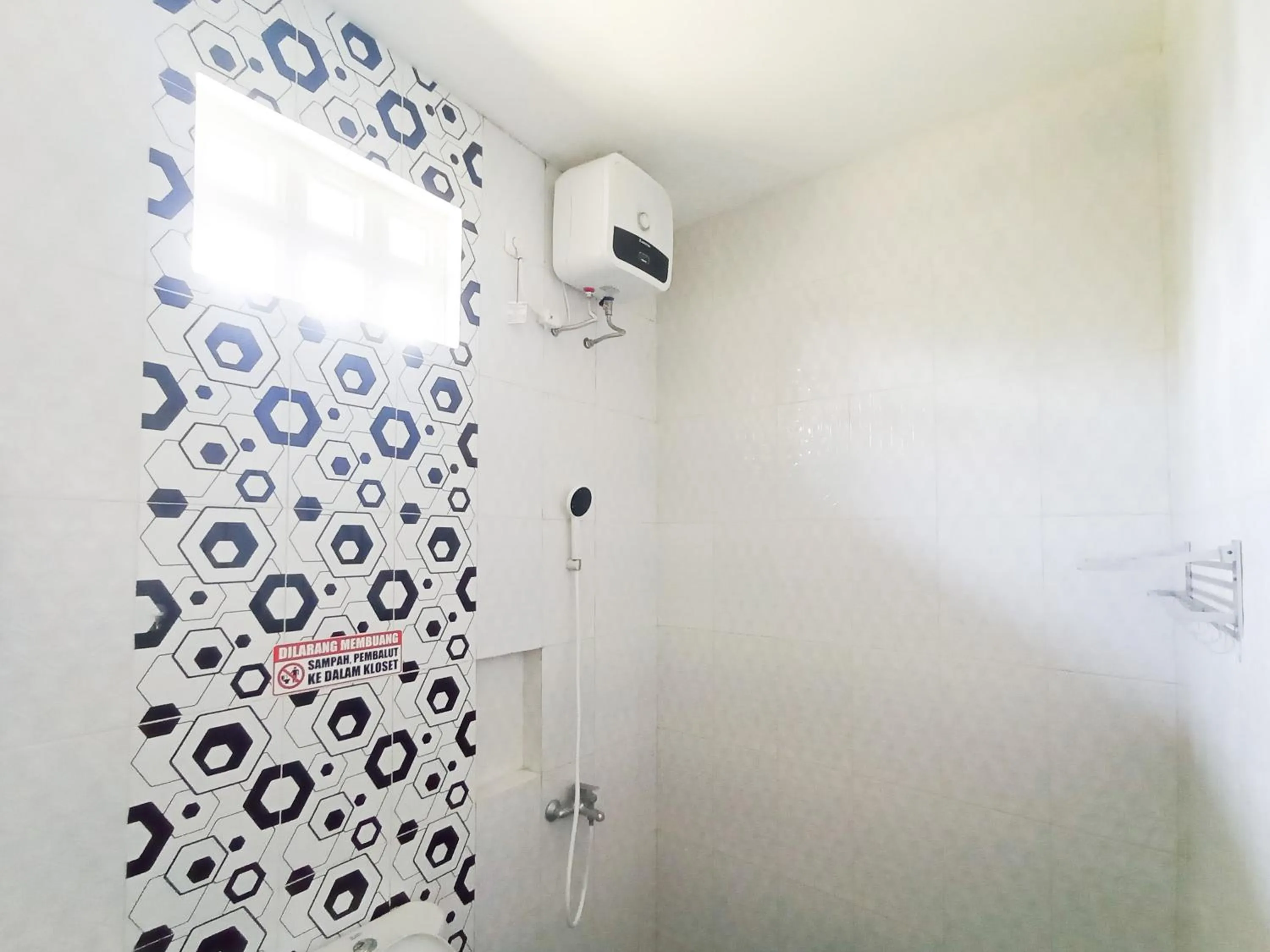 Bathroom in RedDoorz at Wisma Garden Purwokerto