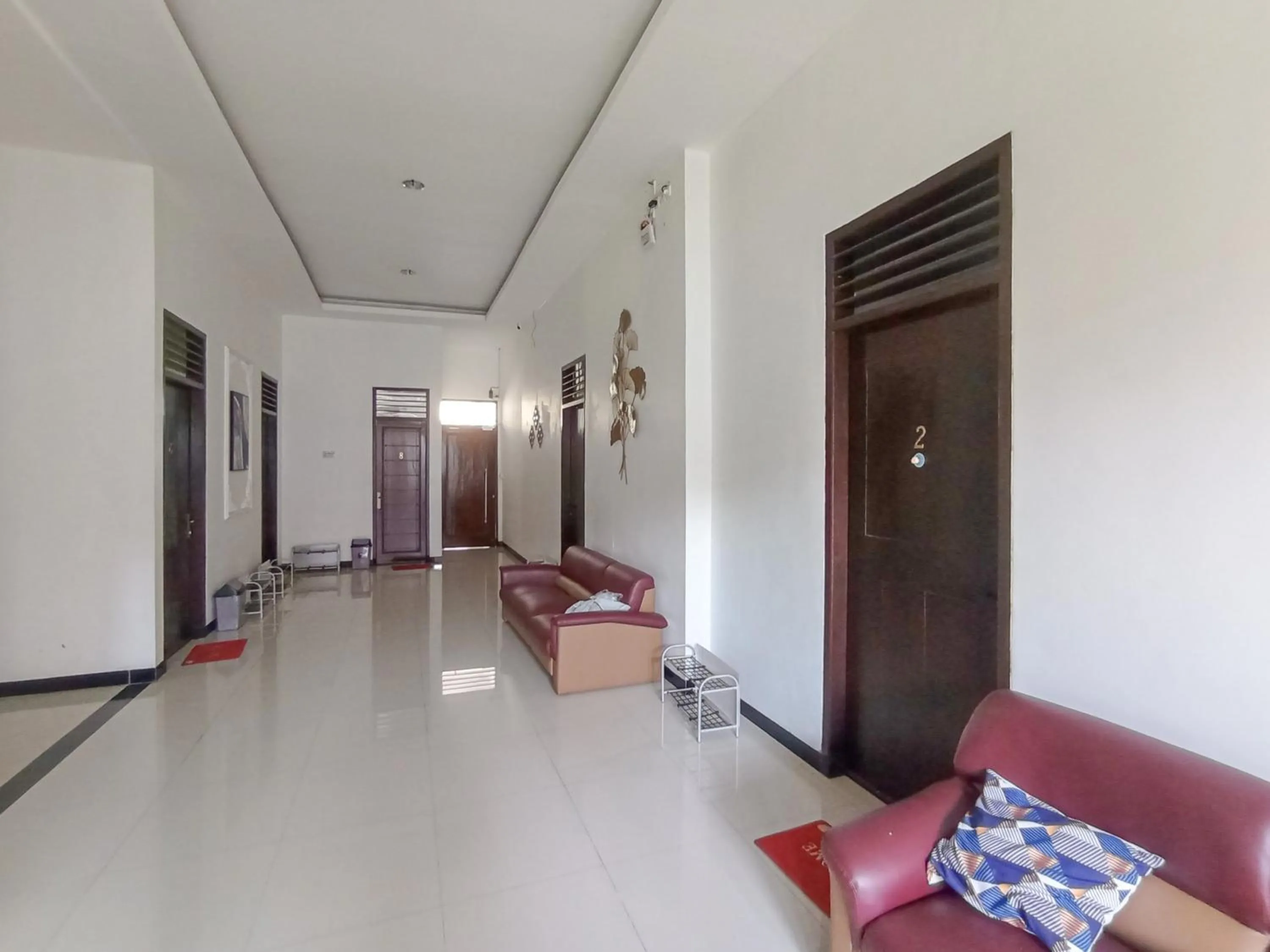 Seating area in RedDoorz at Wisma Garden Purwokerto
