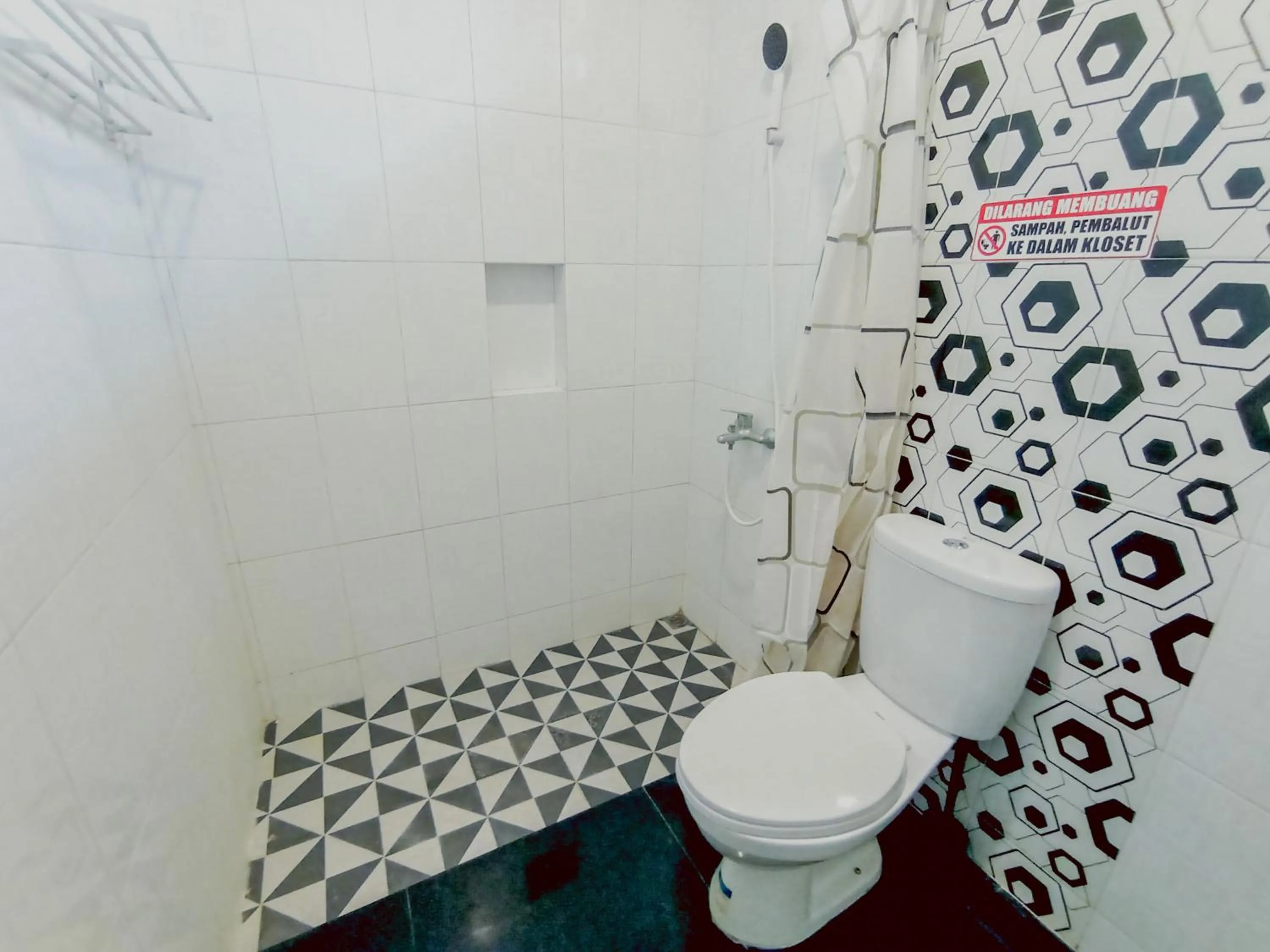 Bathroom in RedDoorz at Wisma Garden Purwokerto