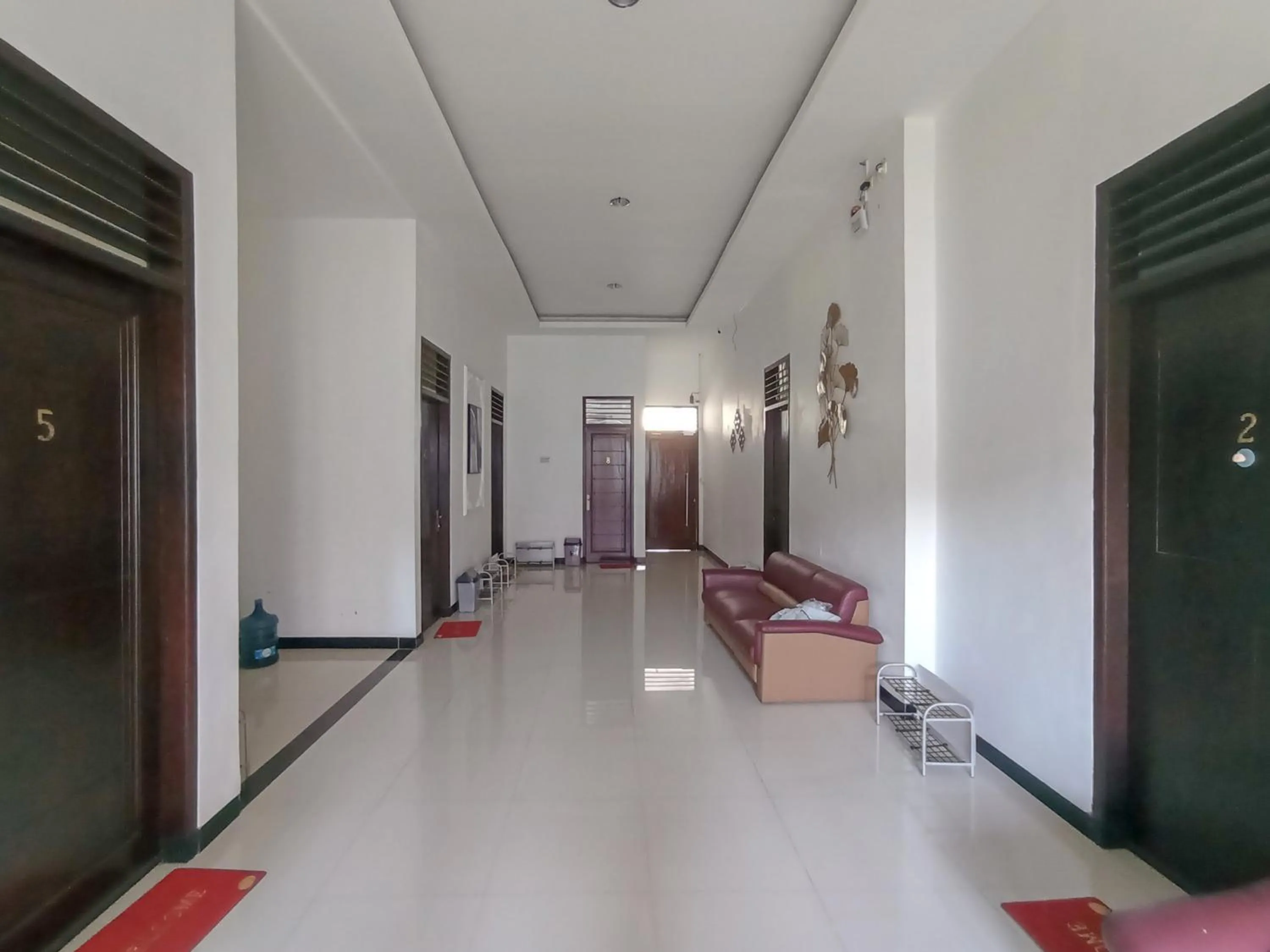 Seating area in RedDoorz at Wisma Garden Purwokerto