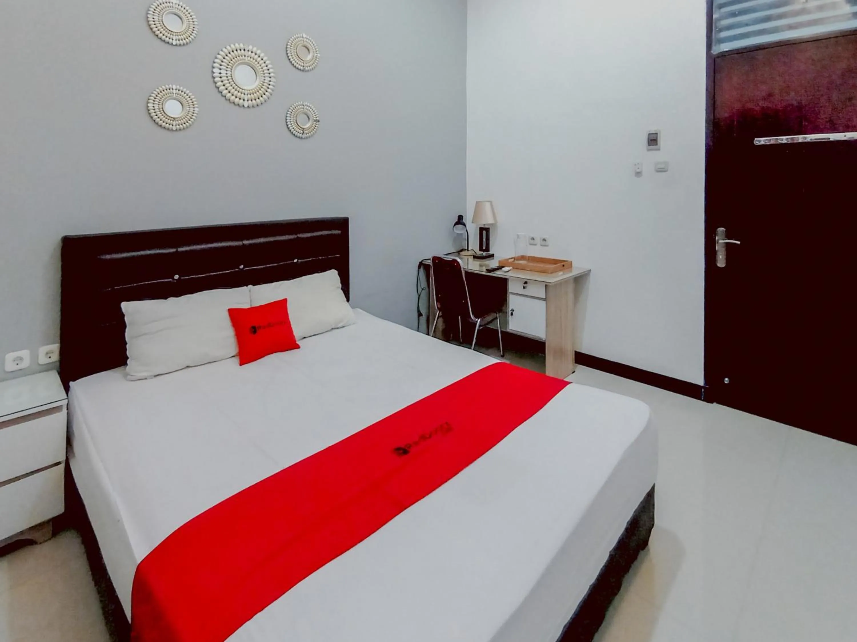 Bedroom, Bed in RedDoorz at Wisma Garden Purwokerto