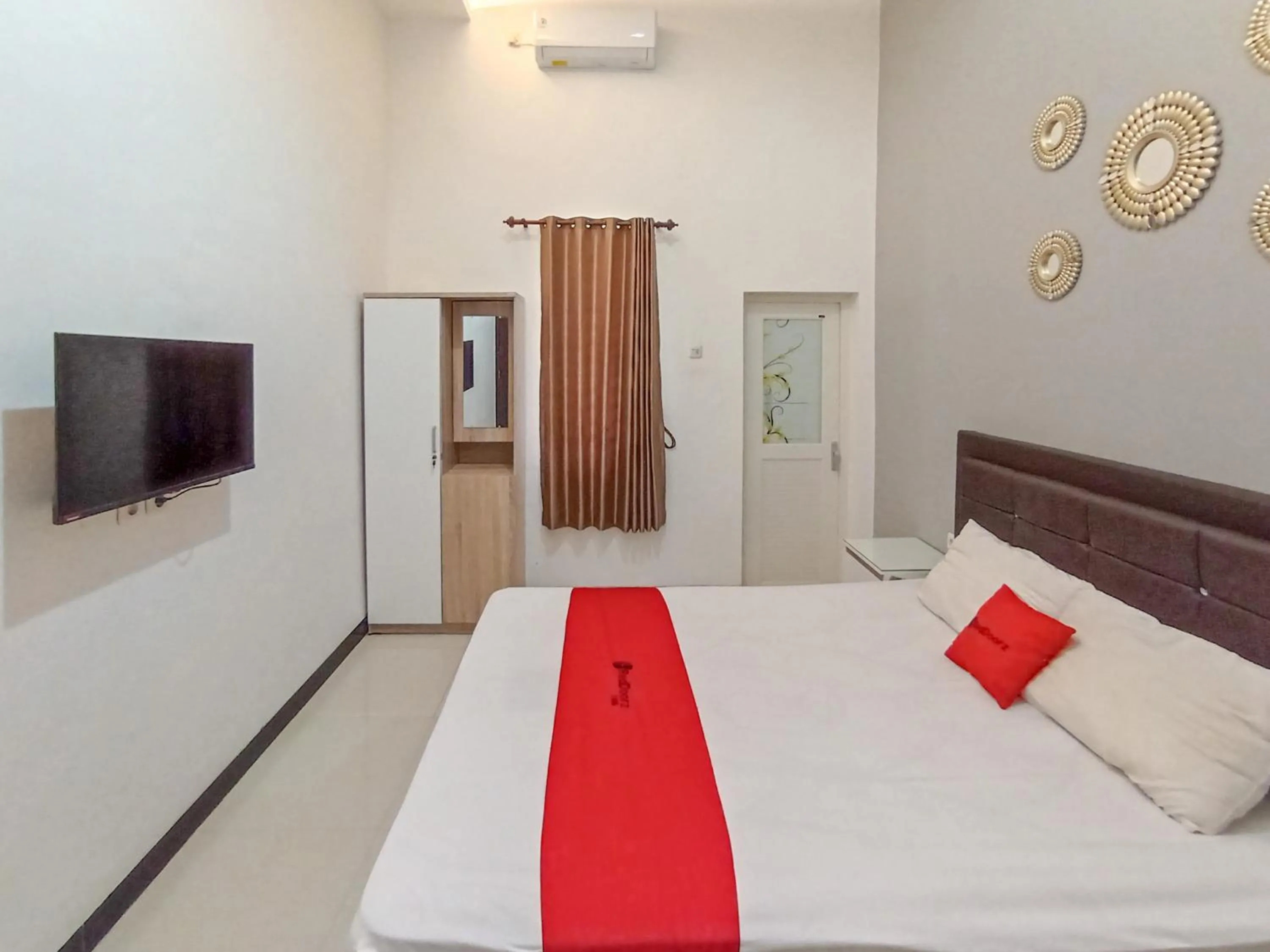Bedroom, Bed in RedDoorz at Wisma Garden Purwokerto