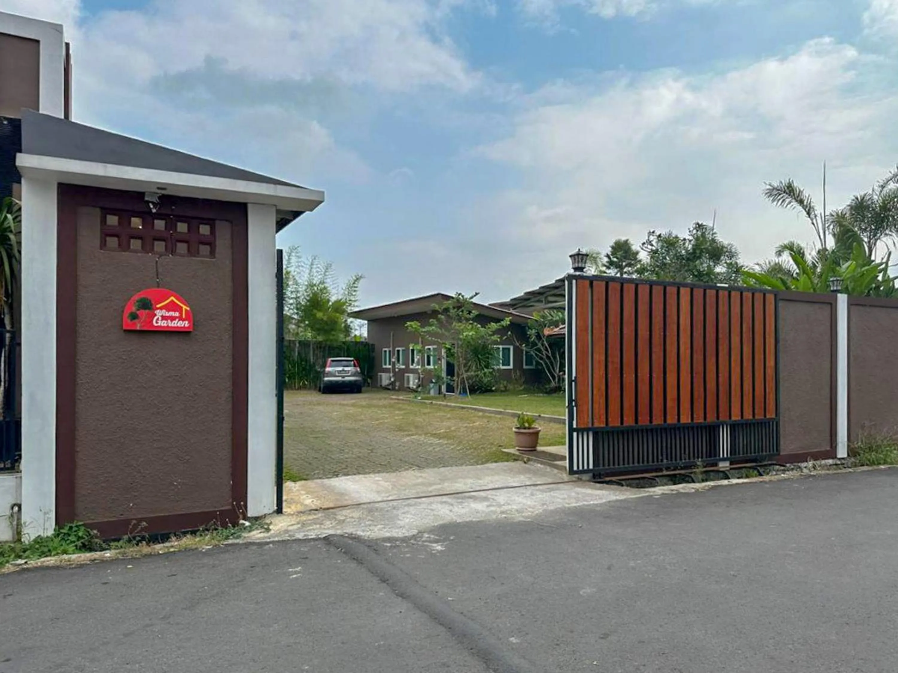 Facade/entrance in RedDoorz at Wisma Garden Purwokerto