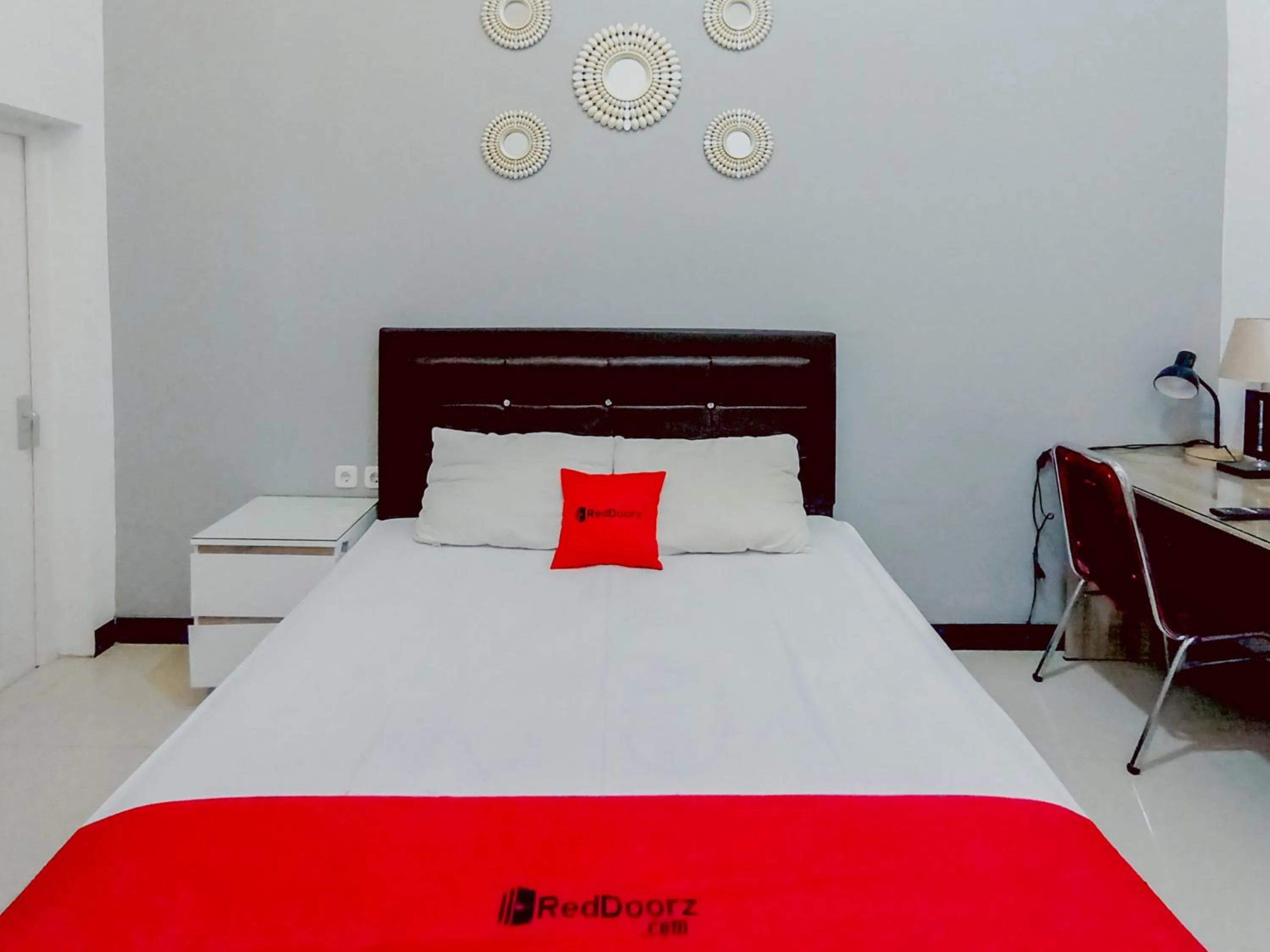 Bedroom, Bed in RedDoorz at Wisma Garden Purwokerto