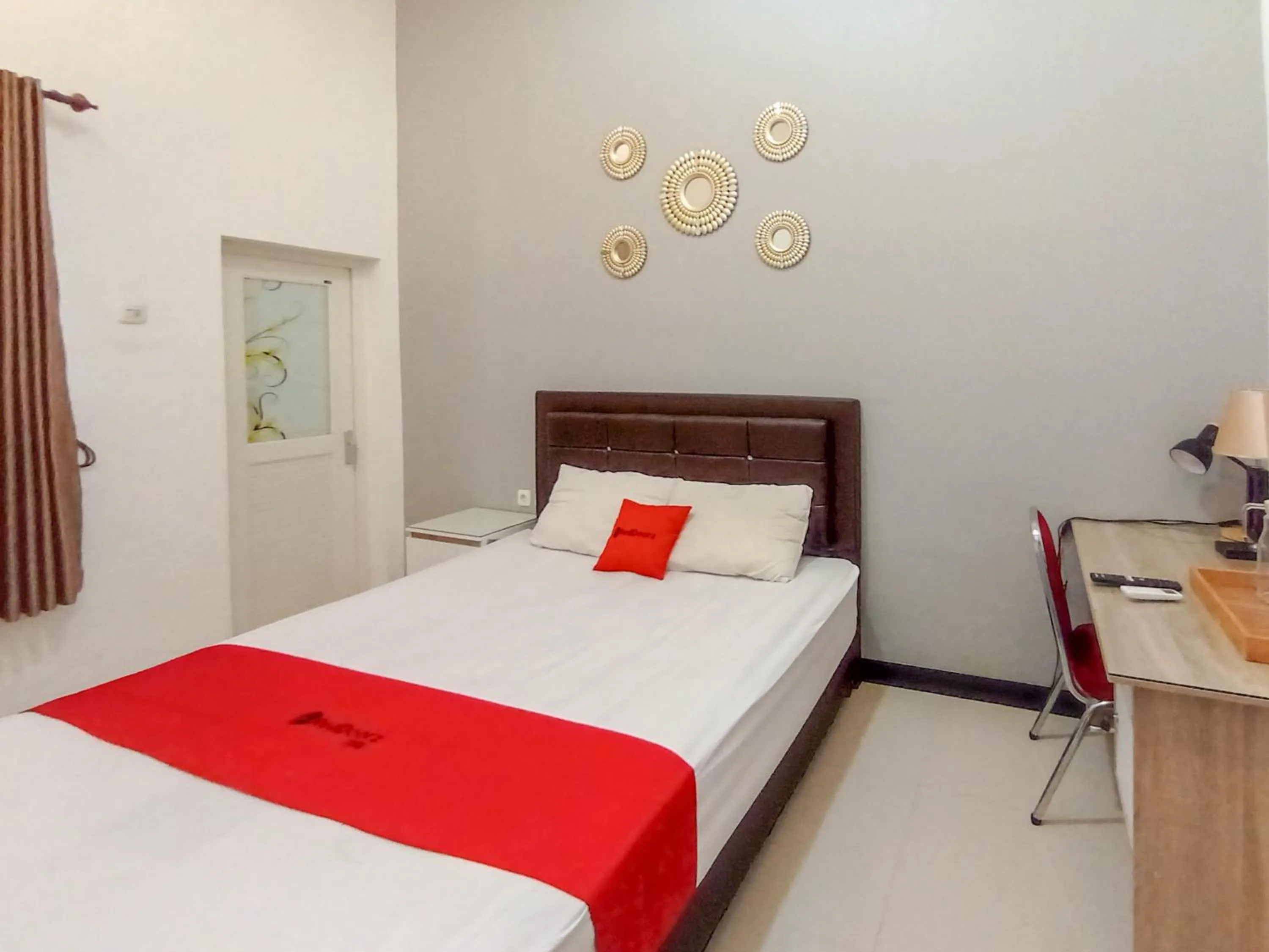 Bedroom, Bed in RedDoorz at Wisma Garden Purwokerto