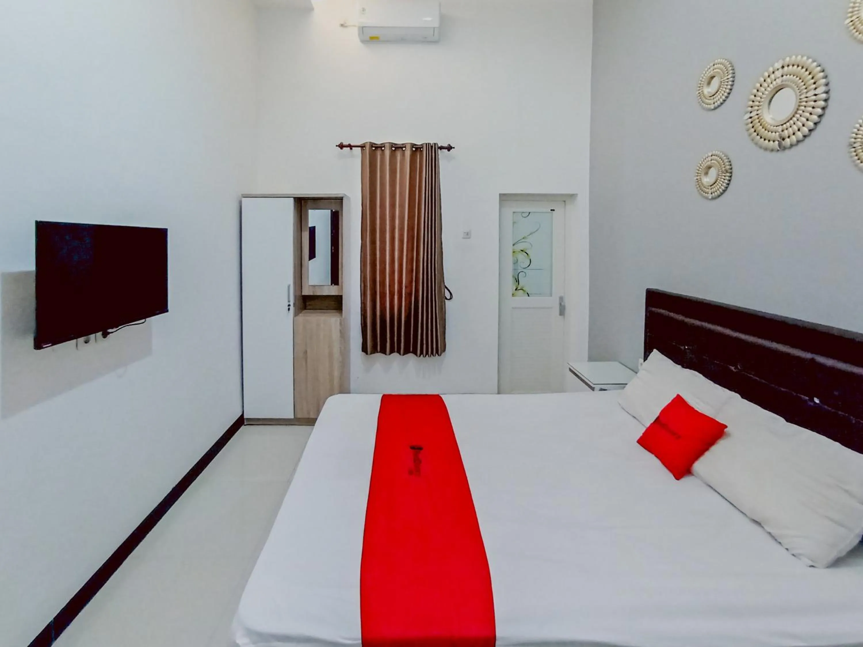Bedroom, Bed in RedDoorz at Wisma Garden Purwokerto