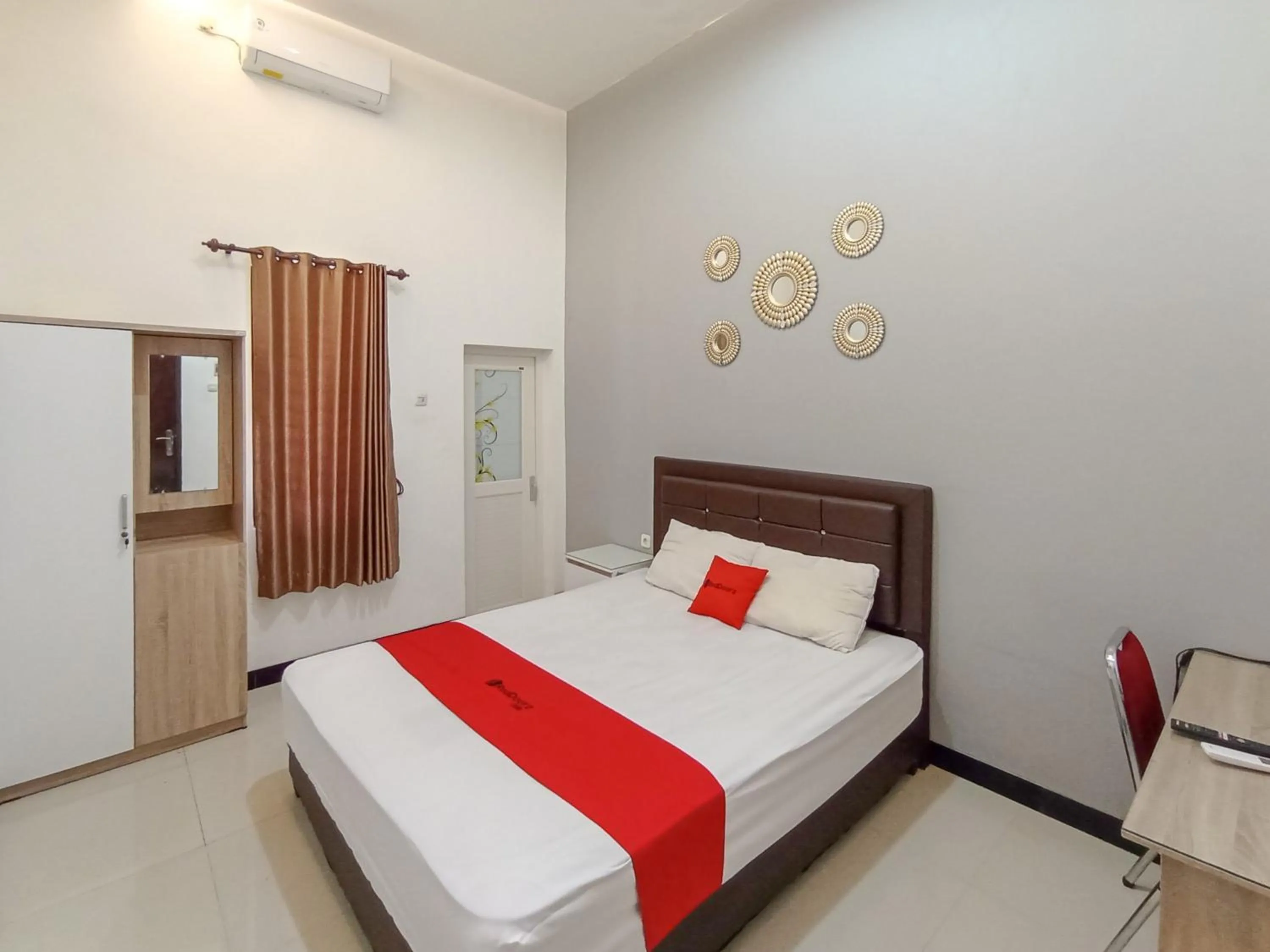 Bedroom, Bed in RedDoorz at Wisma Garden Purwokerto