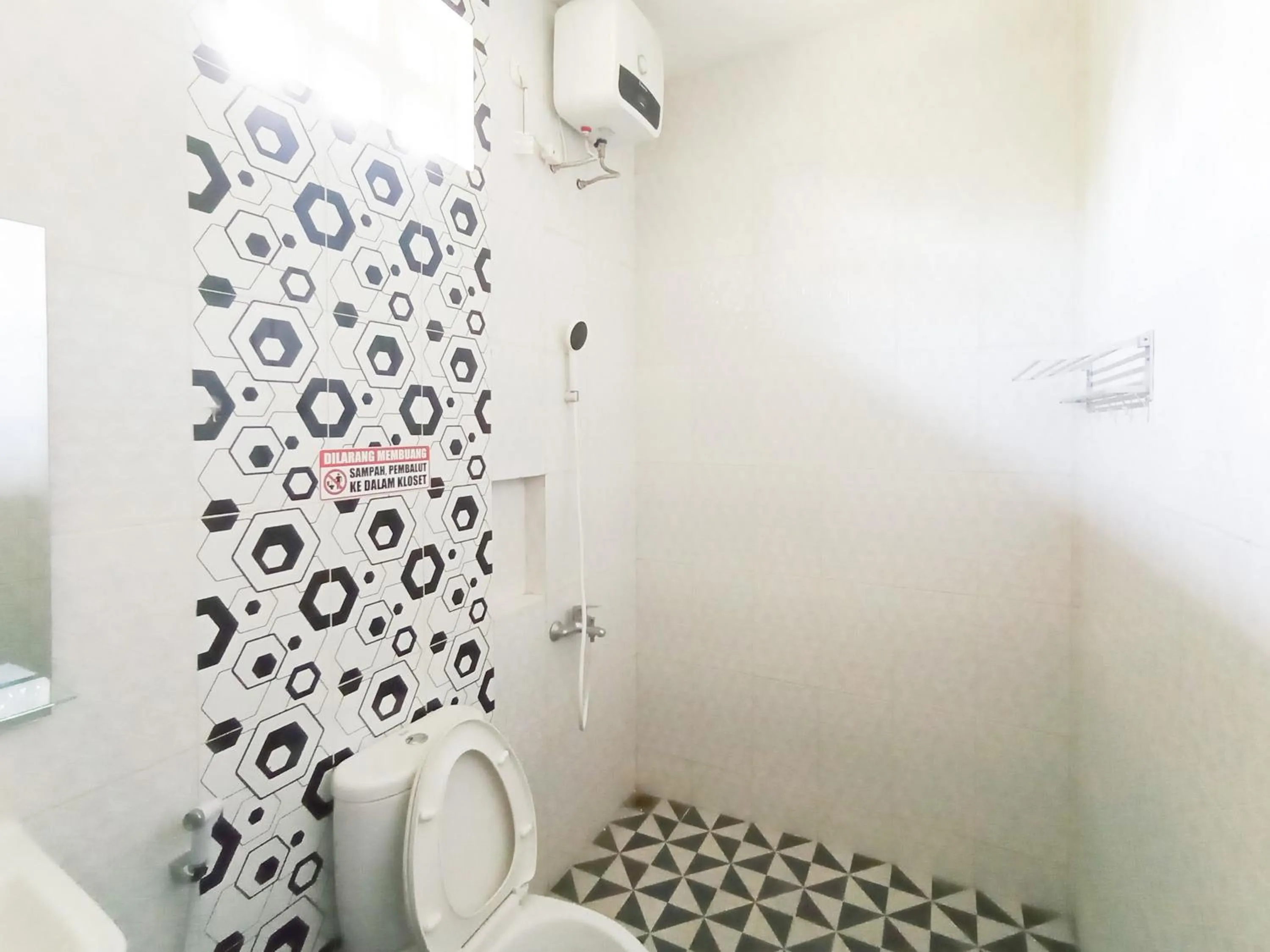 Bathroom in RedDoorz at Wisma Garden Purwokerto