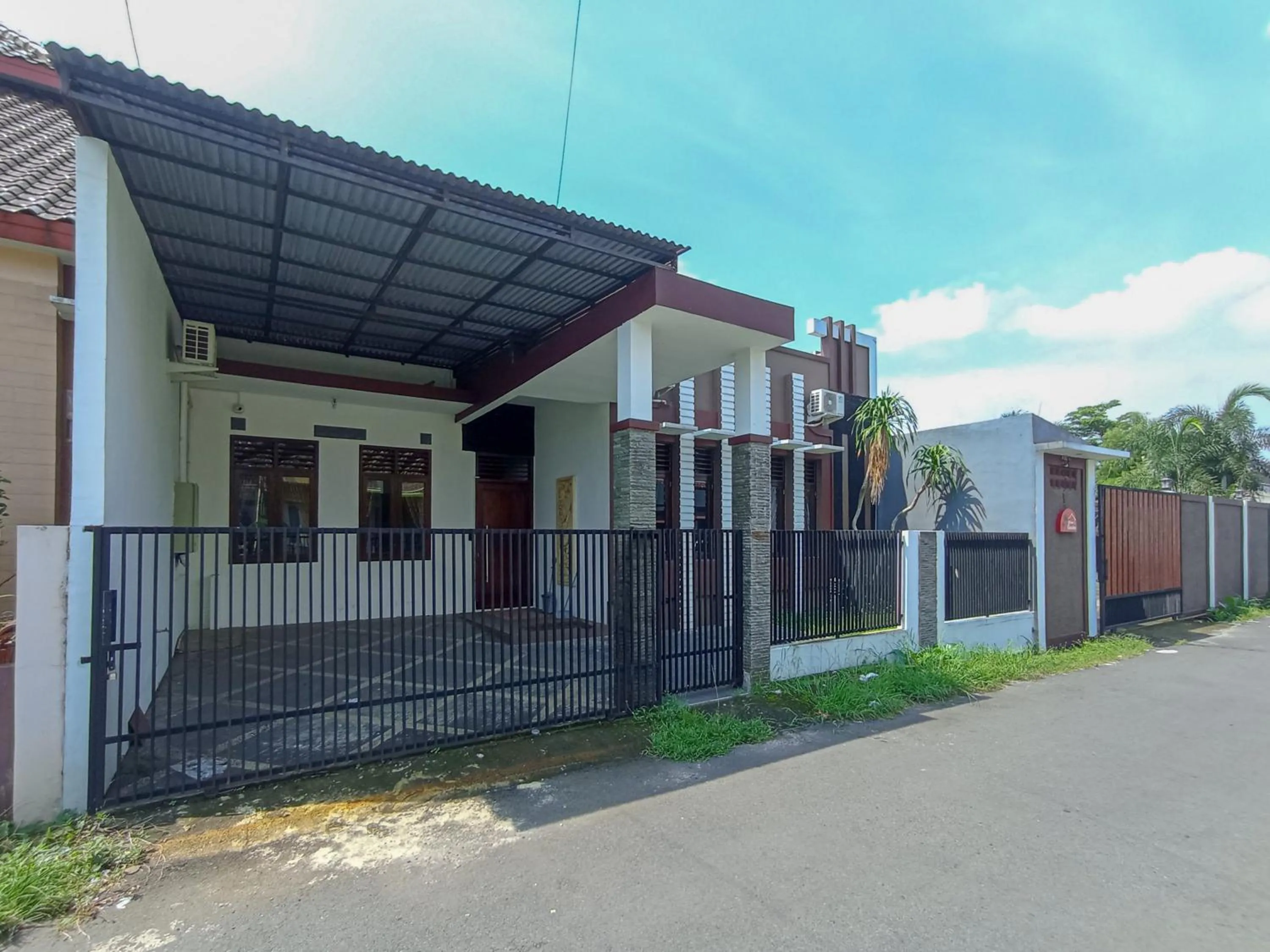 Facade/entrance in RedDoorz at Wisma Garden Purwokerto