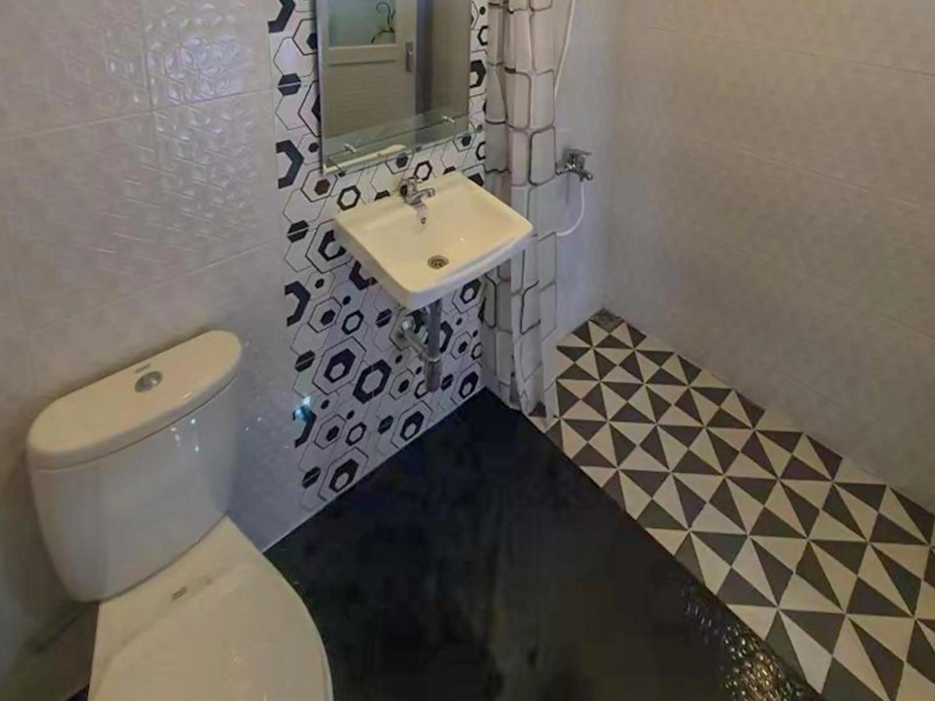 Bathroom in RedDoorz at Wisma Garden Purwokerto