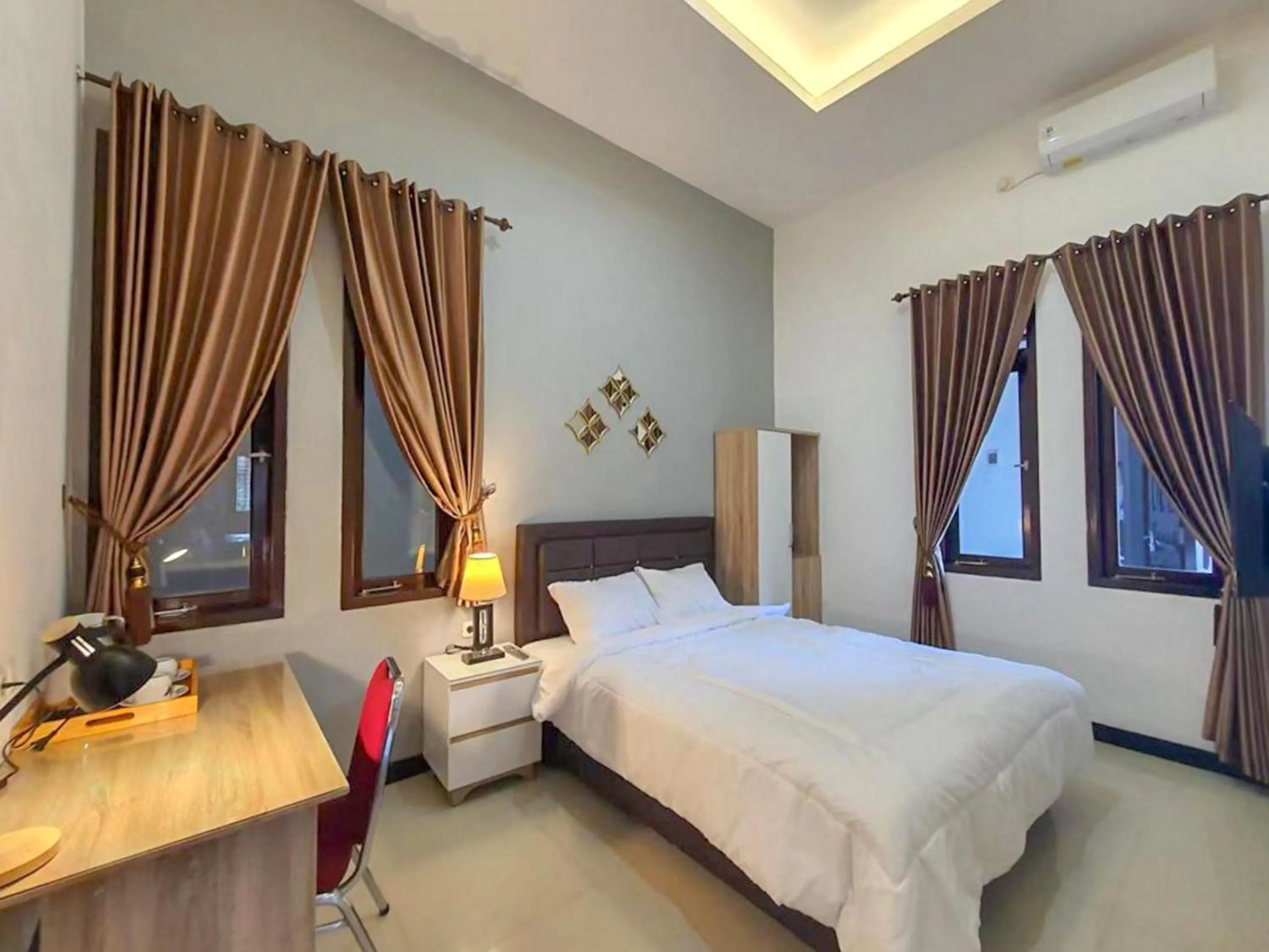 Bedroom, Bed in RedDoorz at Wisma Garden Purwokerto
