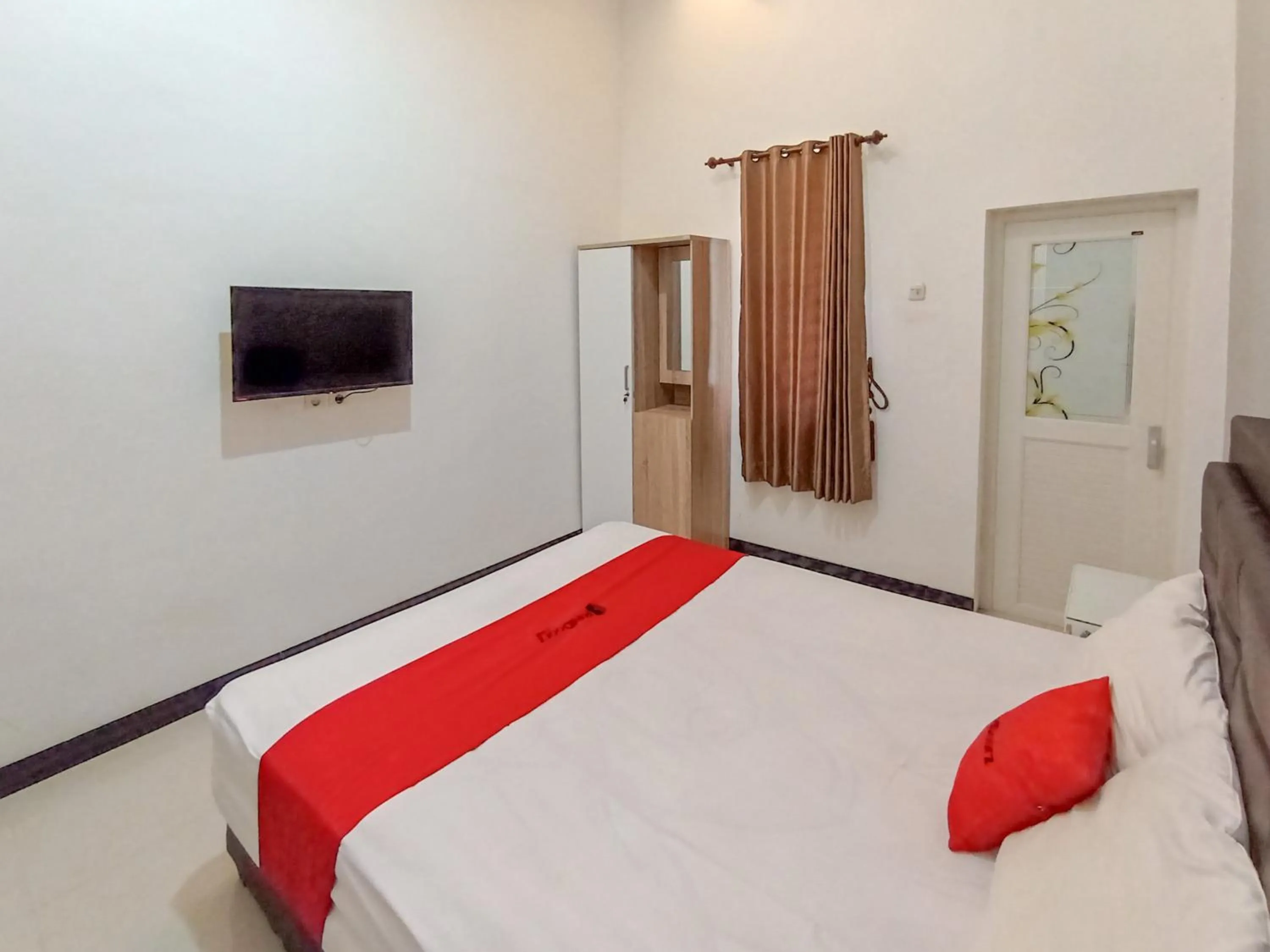 Bedroom, Bed in RedDoorz at Wisma Garden Purwokerto