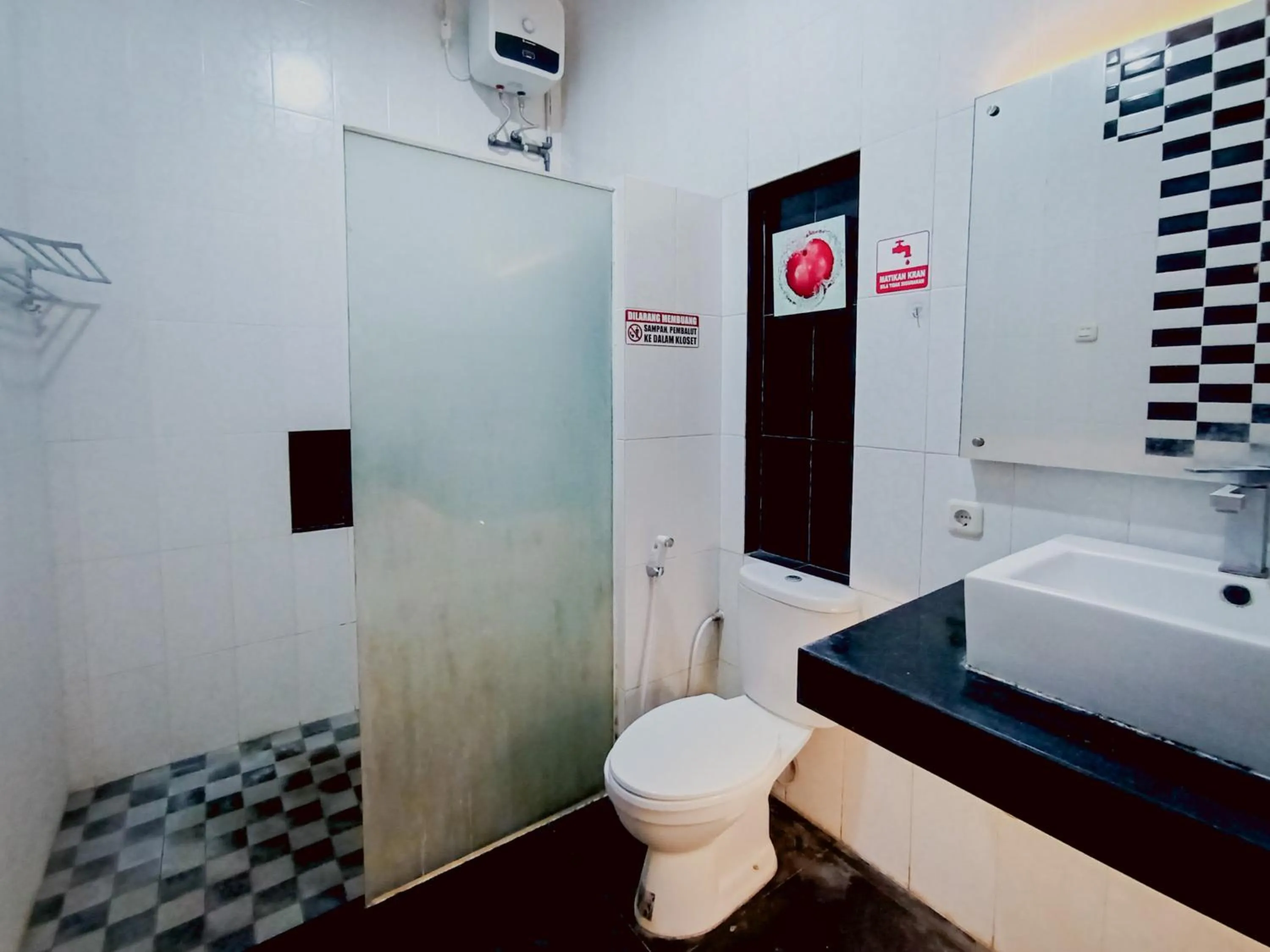 Bathroom in RedDoorz at Wisma Garden Purwokerto
