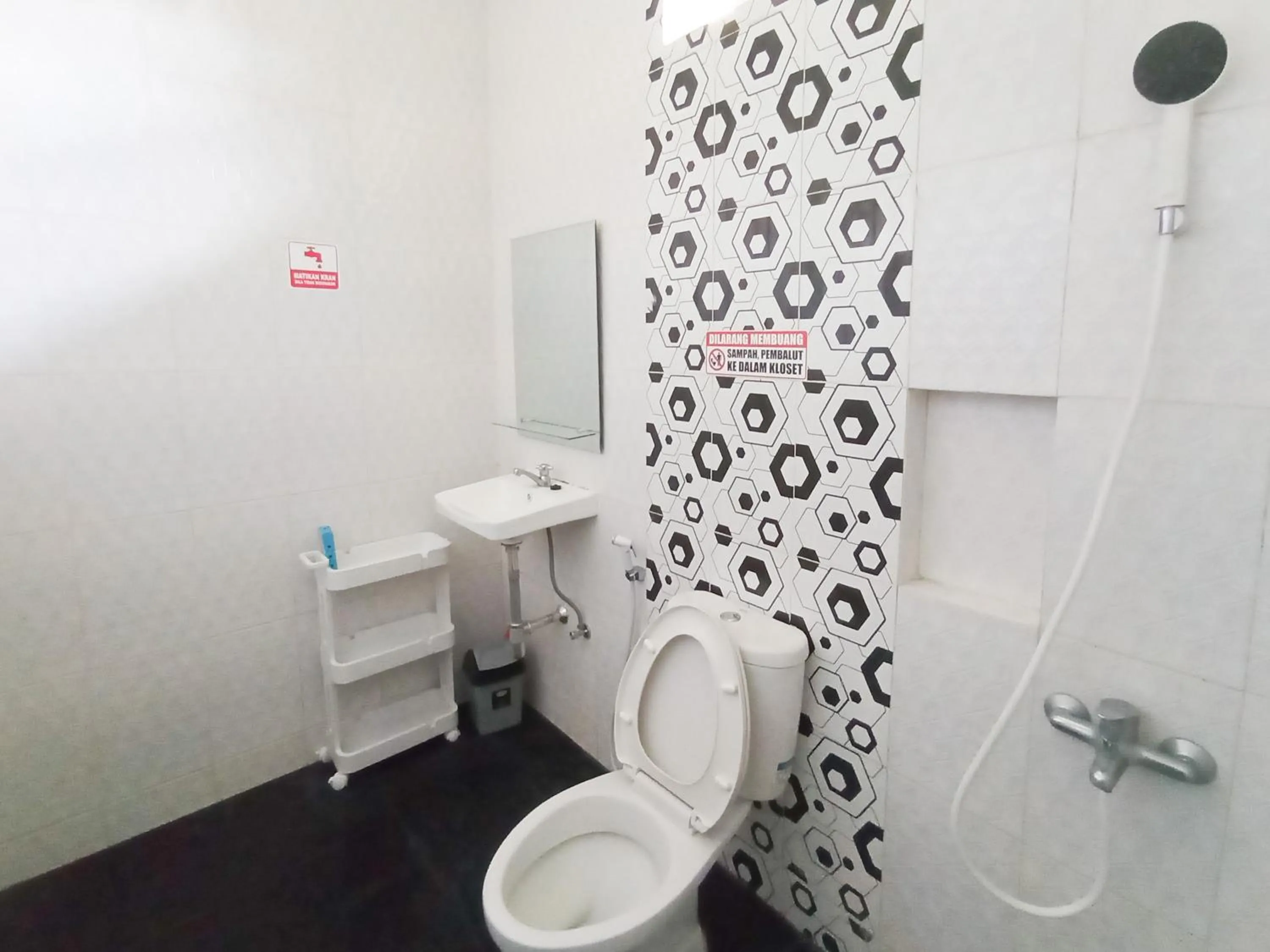 Bathroom in RedDoorz at Wisma Garden Purwokerto