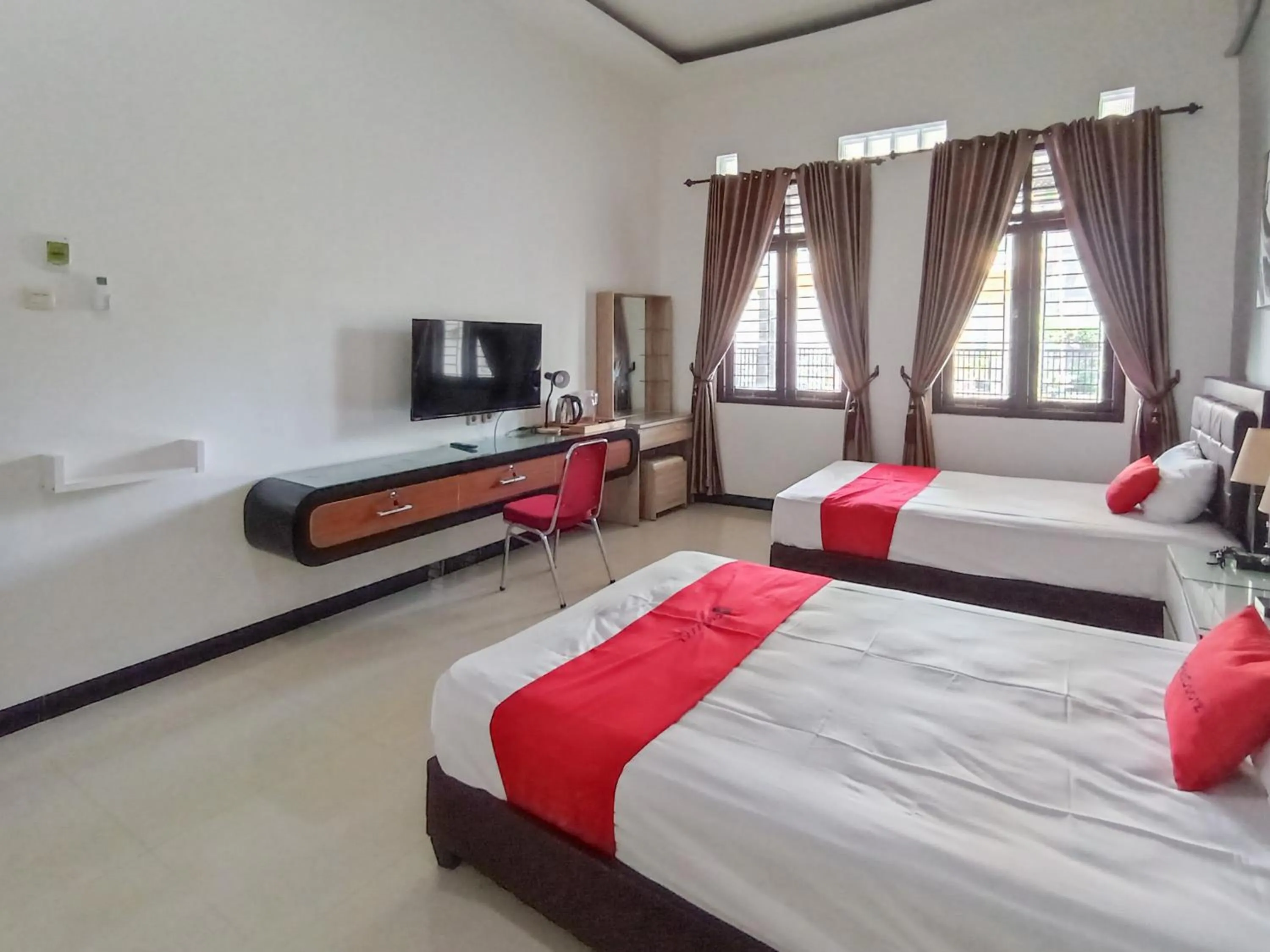 Bathroom, Bed in RedDoorz at Wisma Garden Purwokerto