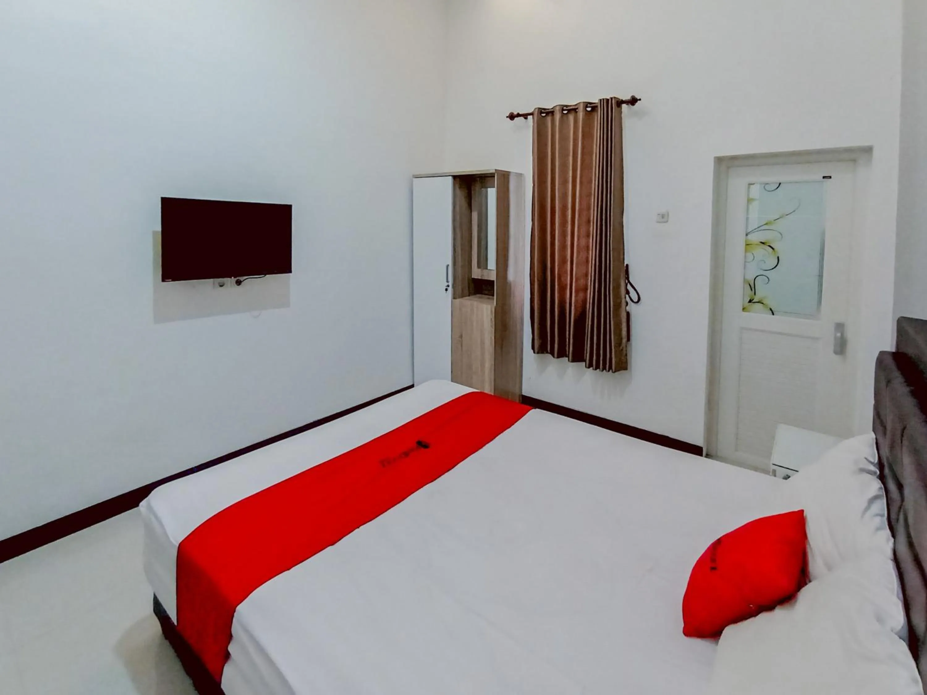 Bedroom, Bed in RedDoorz at Wisma Garden Purwokerto