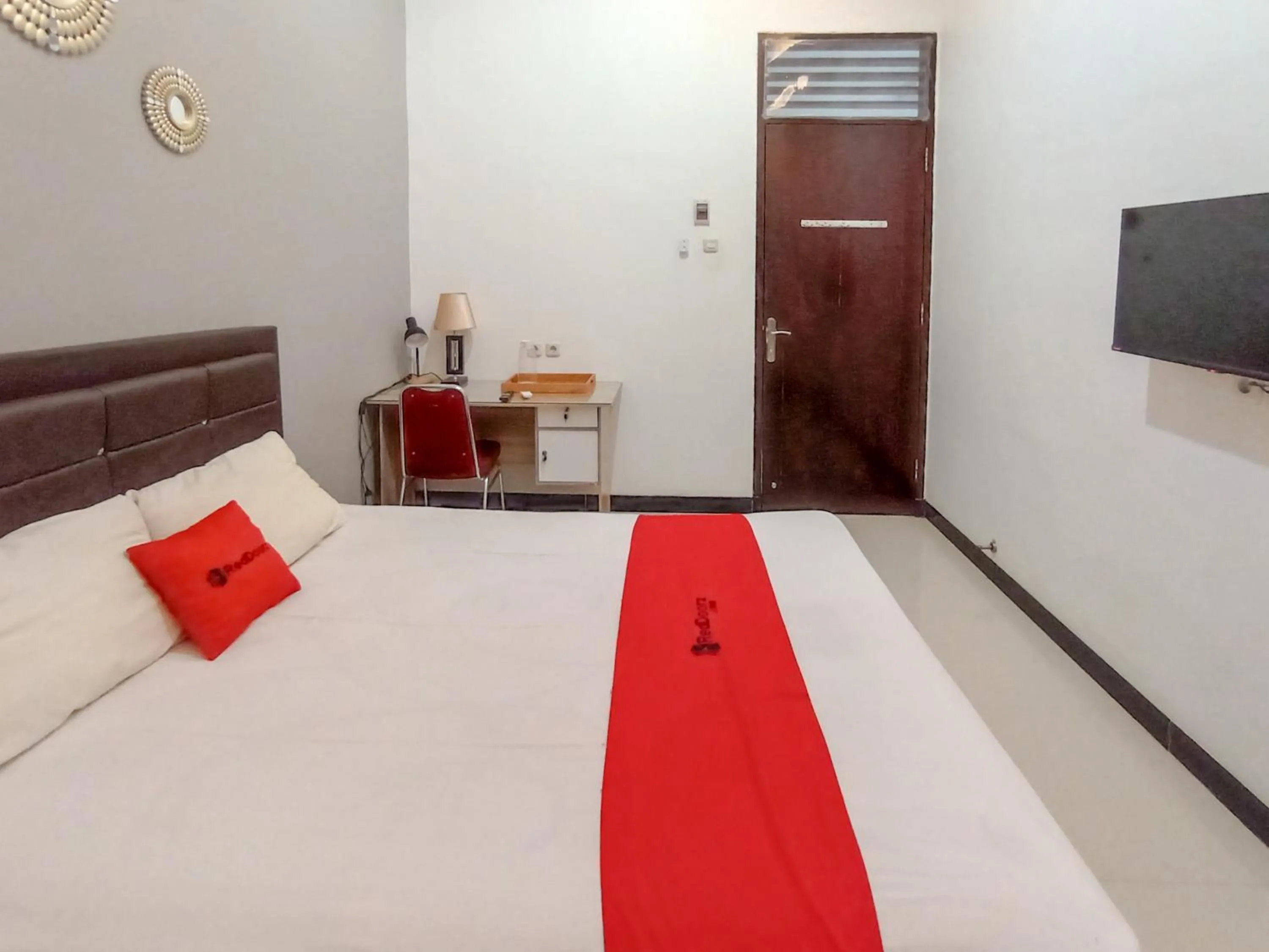 Bedroom, Bed in RedDoorz at Wisma Garden Purwokerto