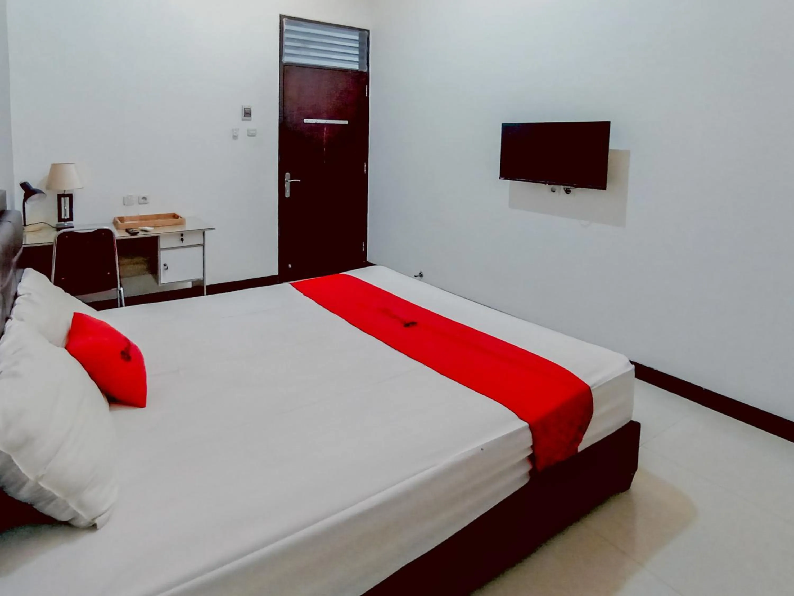 Bedroom, Bed in RedDoorz at Wisma Garden Purwokerto