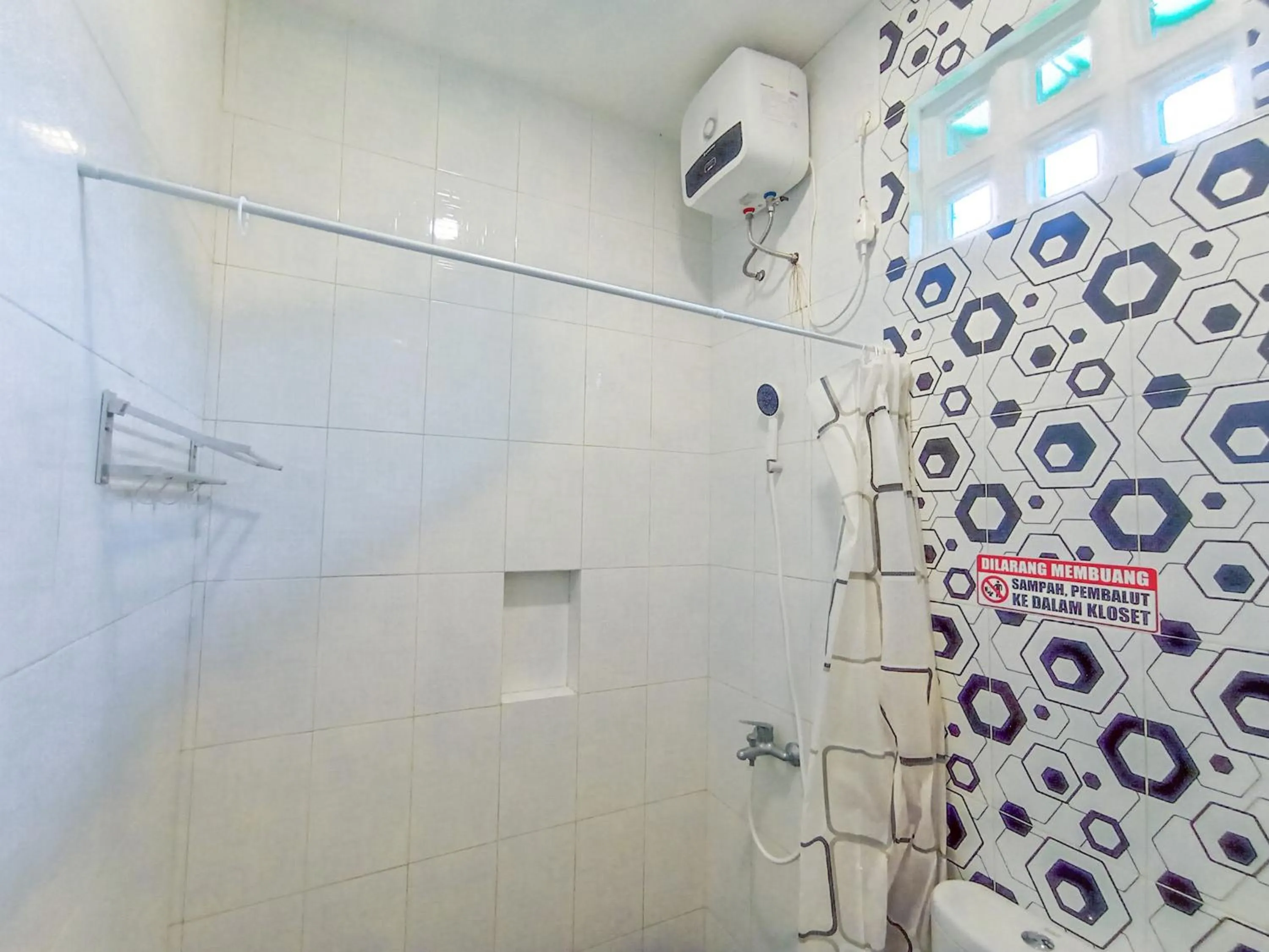 Bathroom in RedDoorz at Wisma Garden Purwokerto