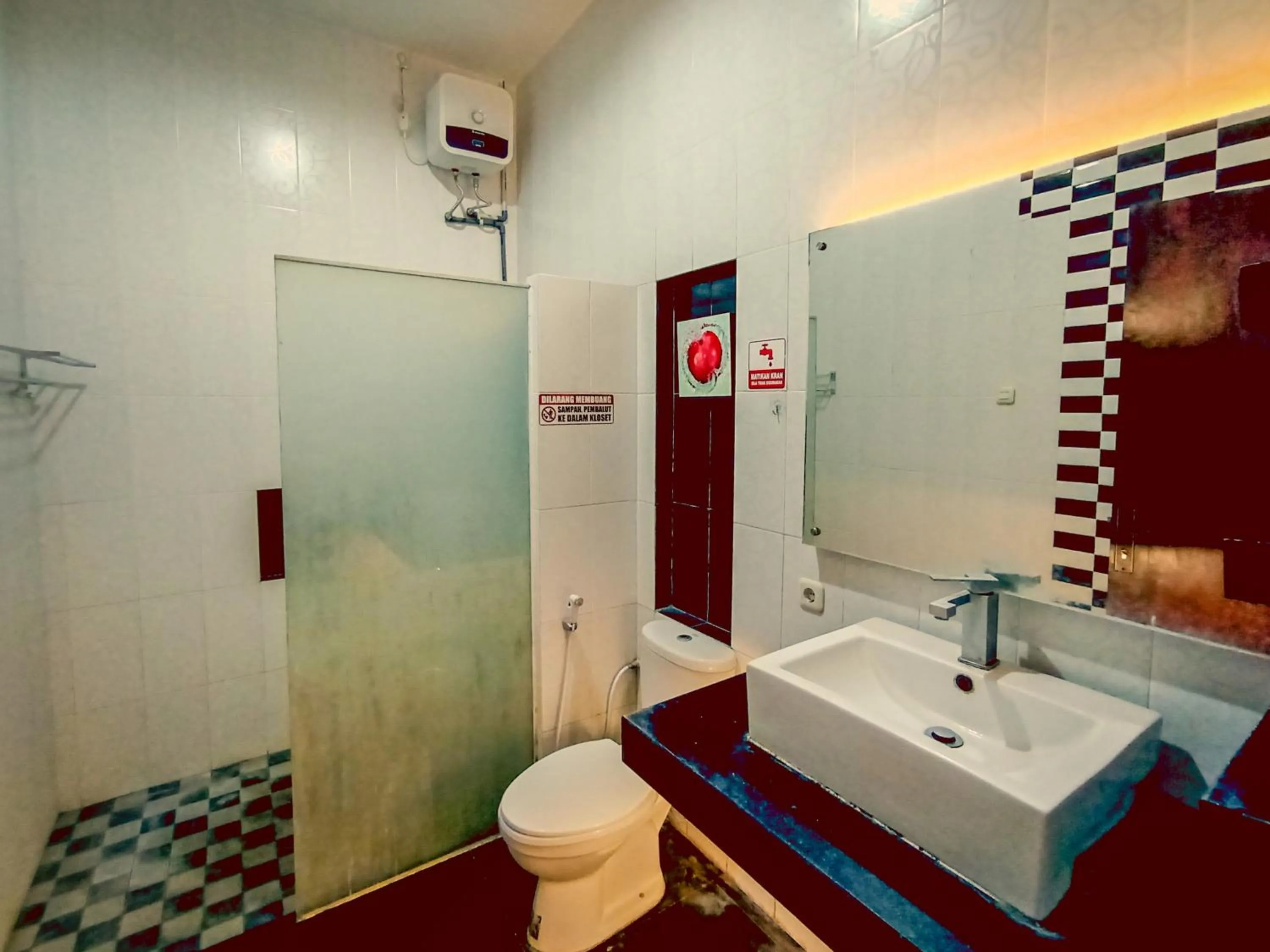 Bathroom in RedDoorz at Wisma Garden Purwokerto