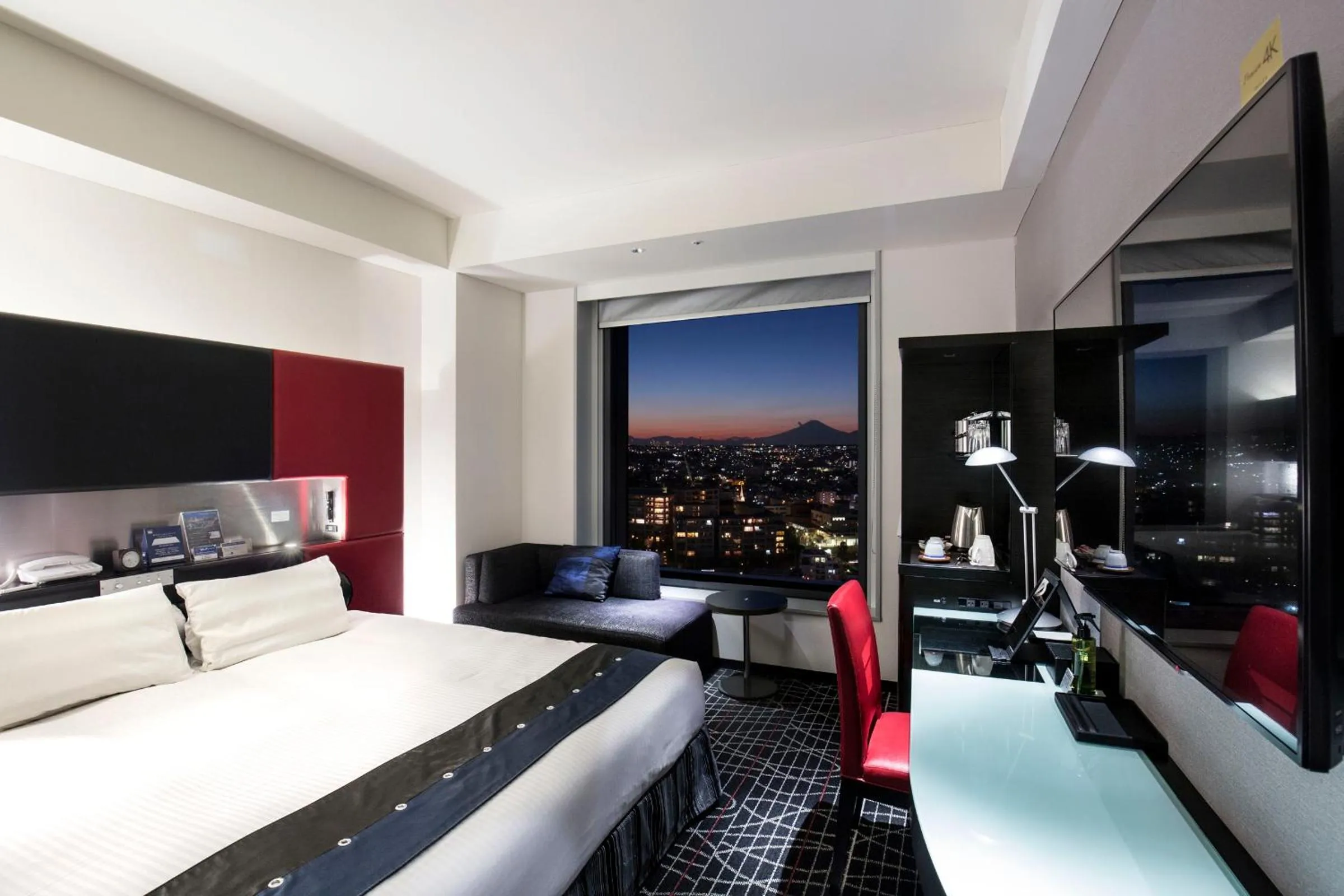 Photo of the whole room, Bed in New Otani Inn Yokohama Premium