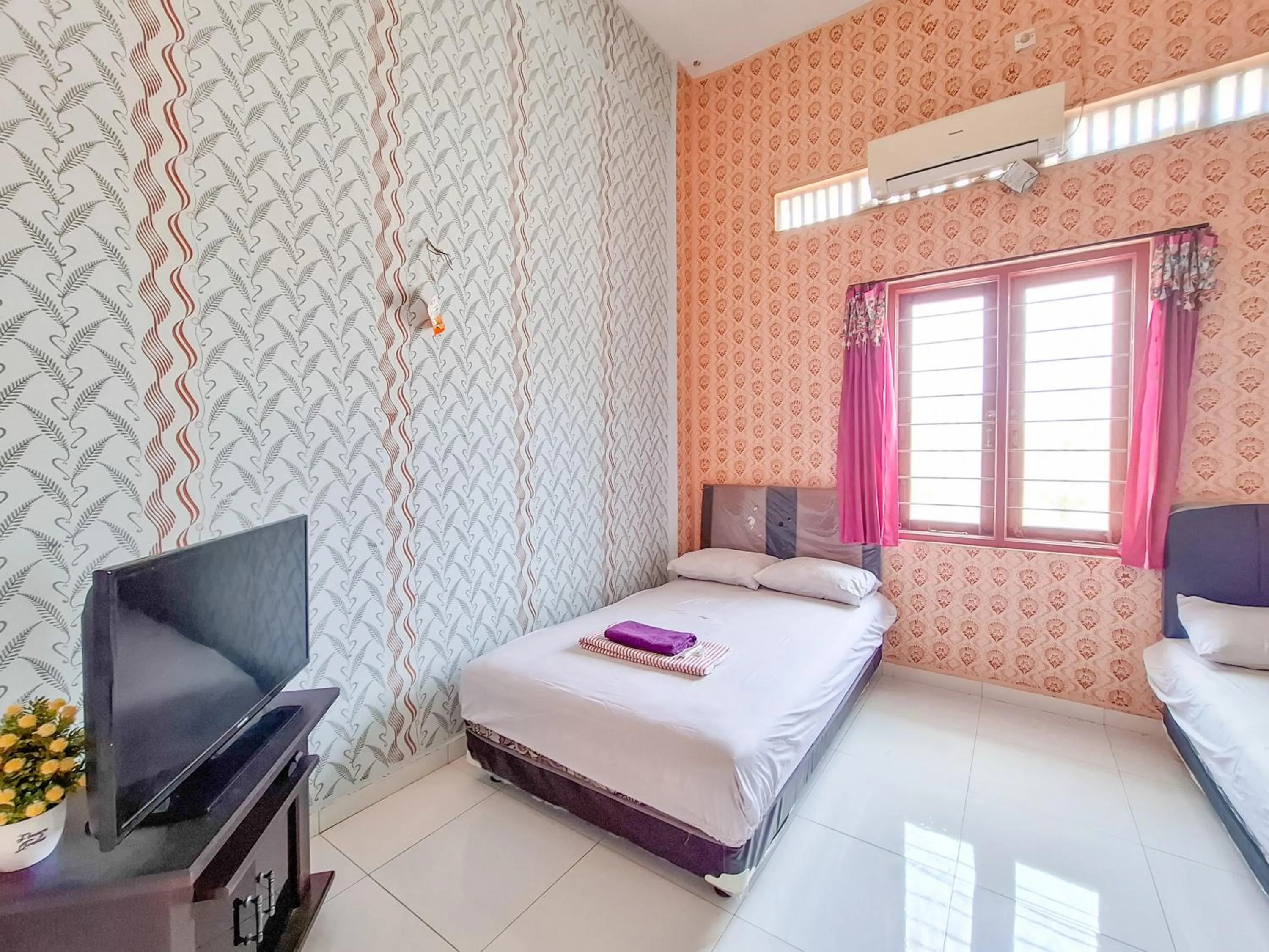 Bedroom, Bed in Sekapuk Indah Guest House Syariah Gresik RedPartner