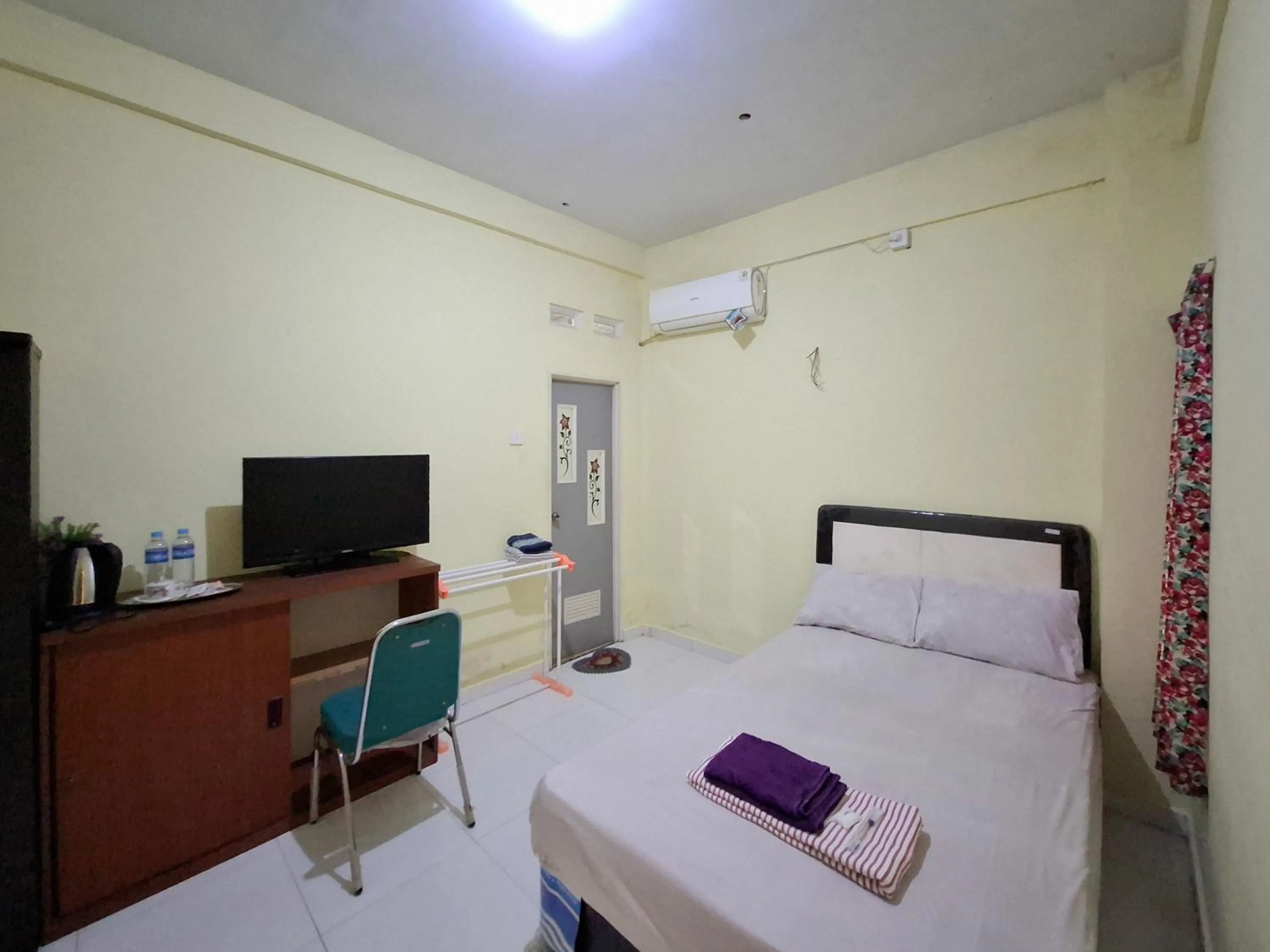 Bedroom, Bed in Sekapuk Indah Guest House Syariah Gresik RedPartner