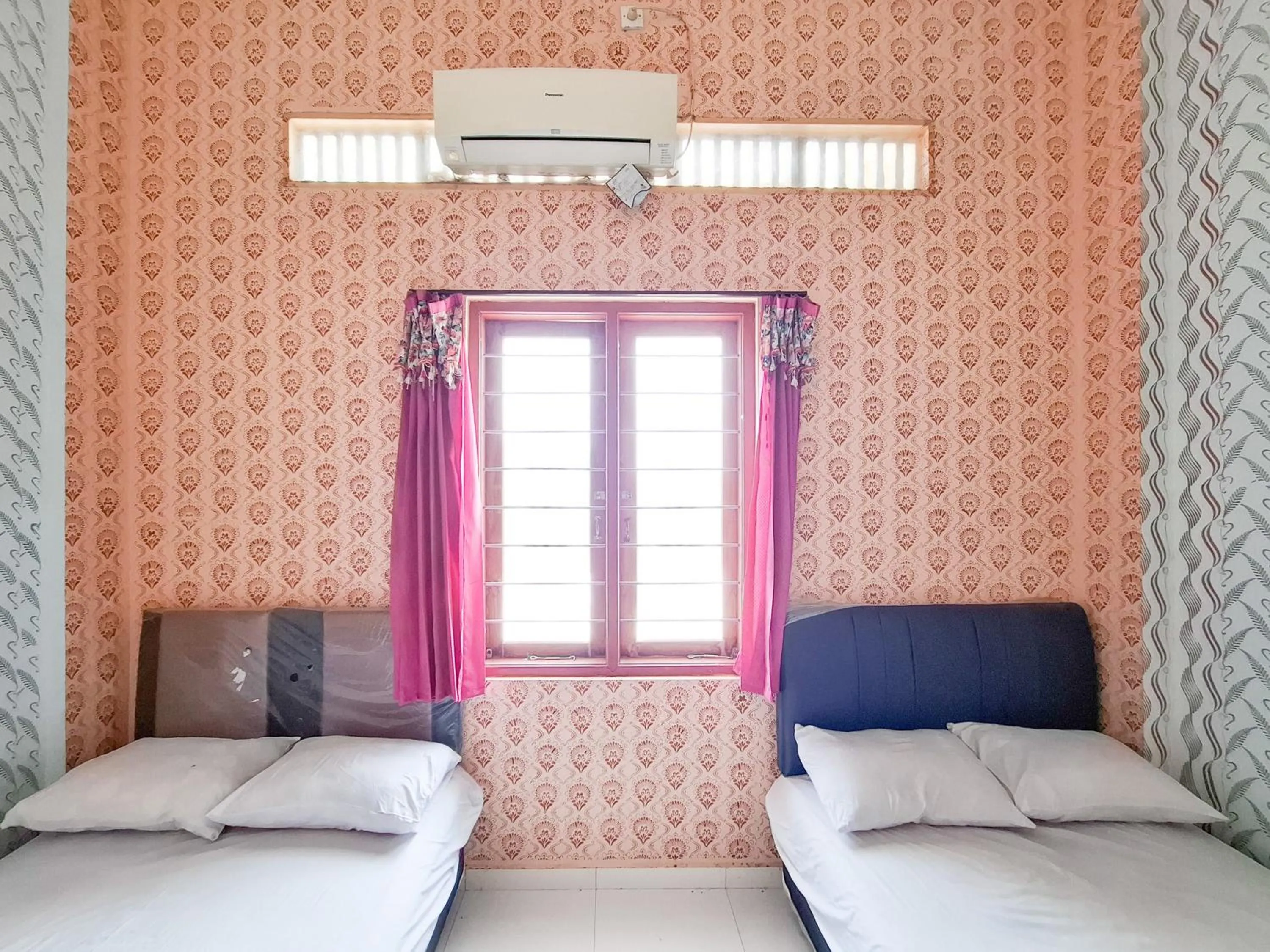 Bedroom, Bed in Sekapuk Indah Guest House Syariah Gresik RedPartner