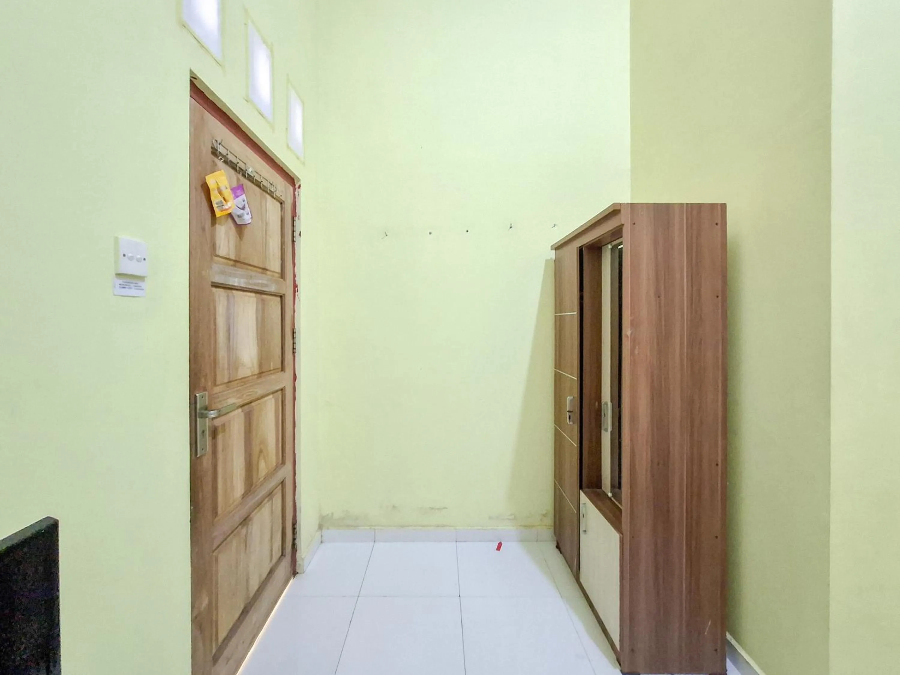 wardrobe in Sekapuk Indah Guest House Syariah Gresik RedPartner