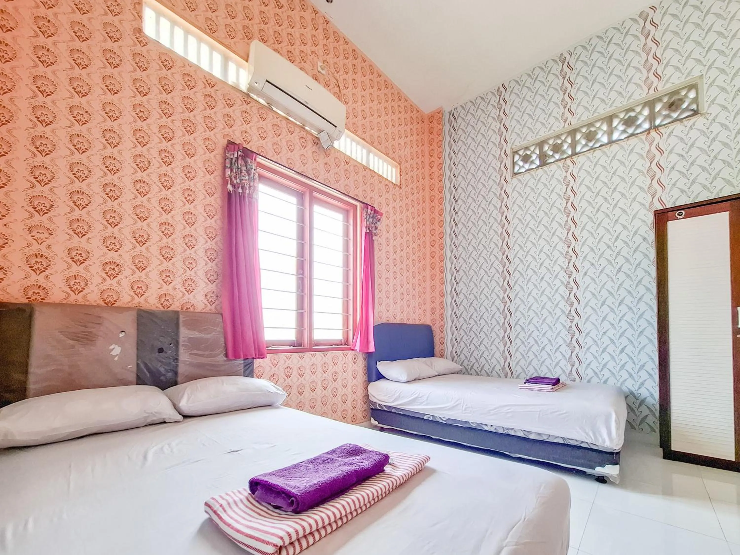 Bedroom, Bed in Sekapuk Indah Guest House Syariah Gresik RedPartner