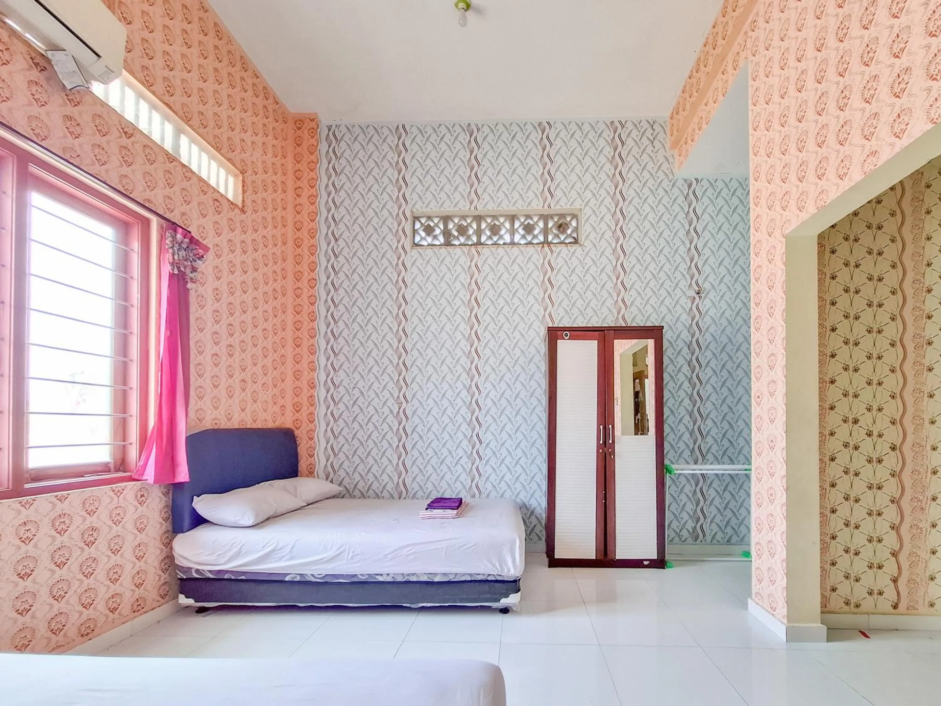Bedroom, Bed in Sekapuk Indah Guest House Syariah Gresik RedPartner