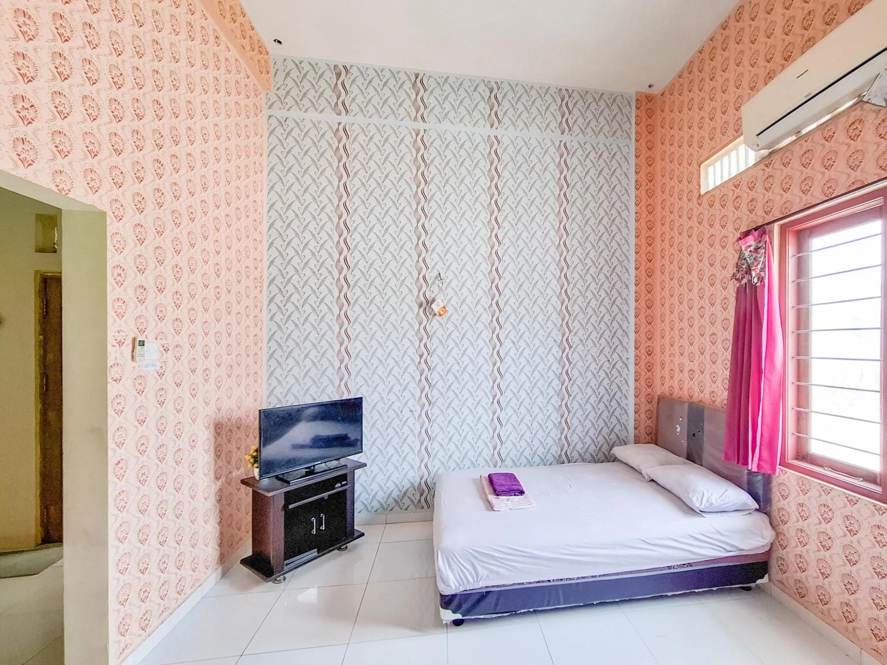 Bedroom, Bed in Sekapuk Indah Guest House Syariah Gresik RedPartner
