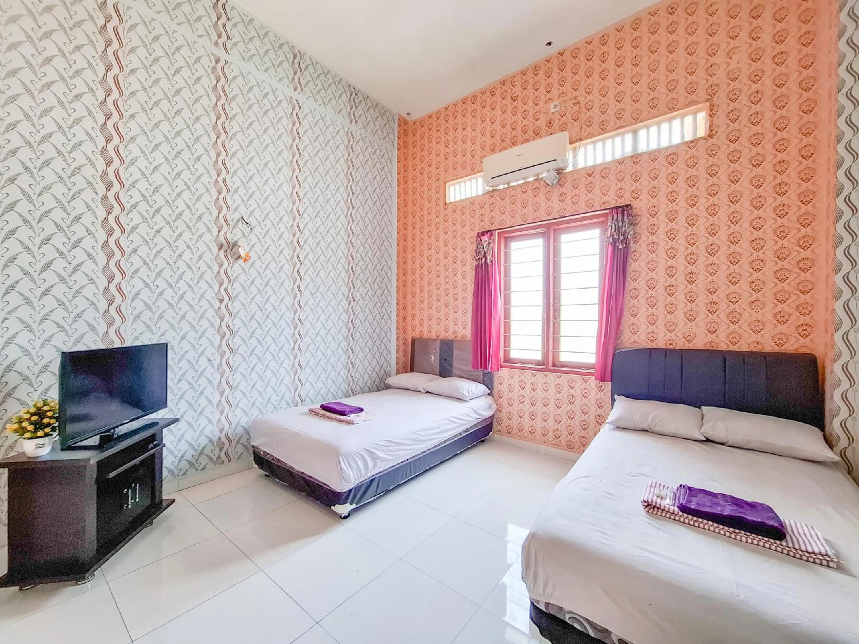 Bedroom, Bed in Sekapuk Indah Guest House Syariah Gresik RedPartner