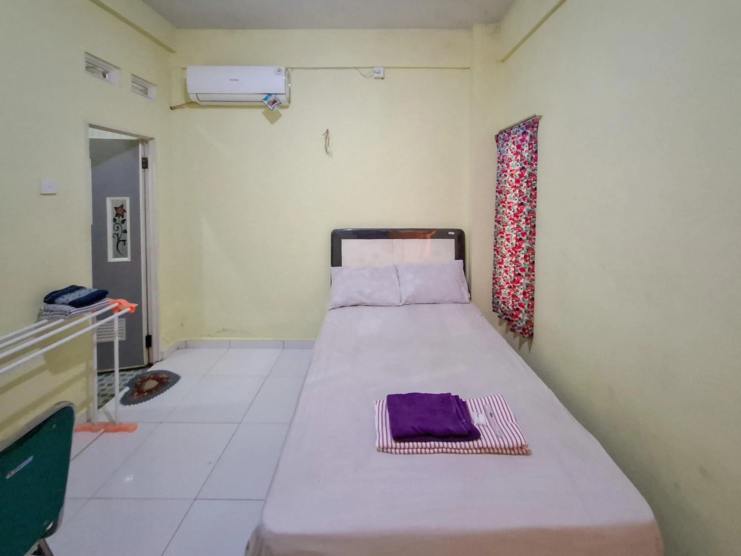 Bedroom, Bed in Sekapuk Indah Guest House Syariah Gresik RedPartner