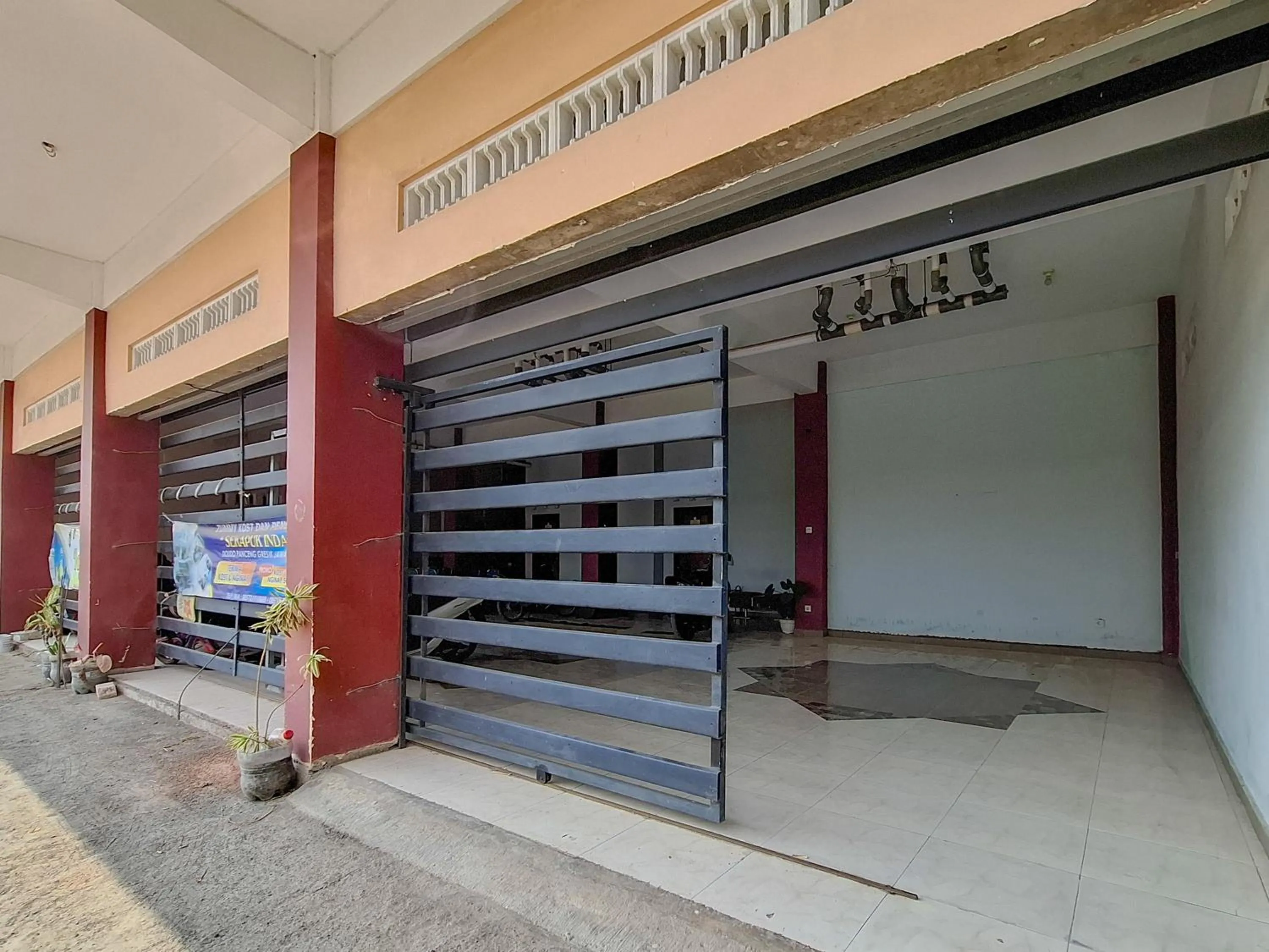 Facade/entrance in Sekapuk Indah Guest House Syariah Gresik RedPartner
