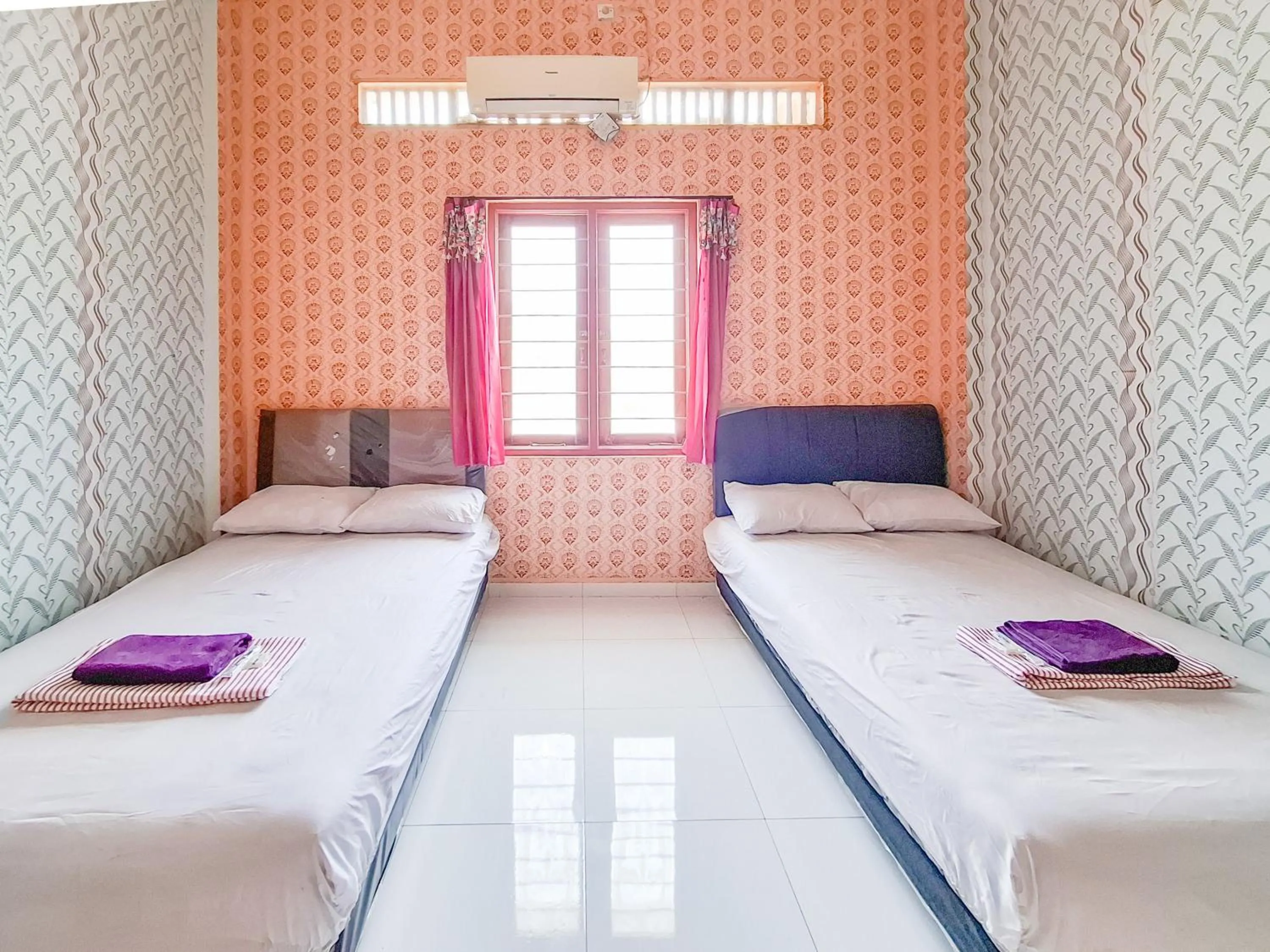 Bedroom, Bed in Sekapuk Indah Guest House Syariah Gresik RedPartner