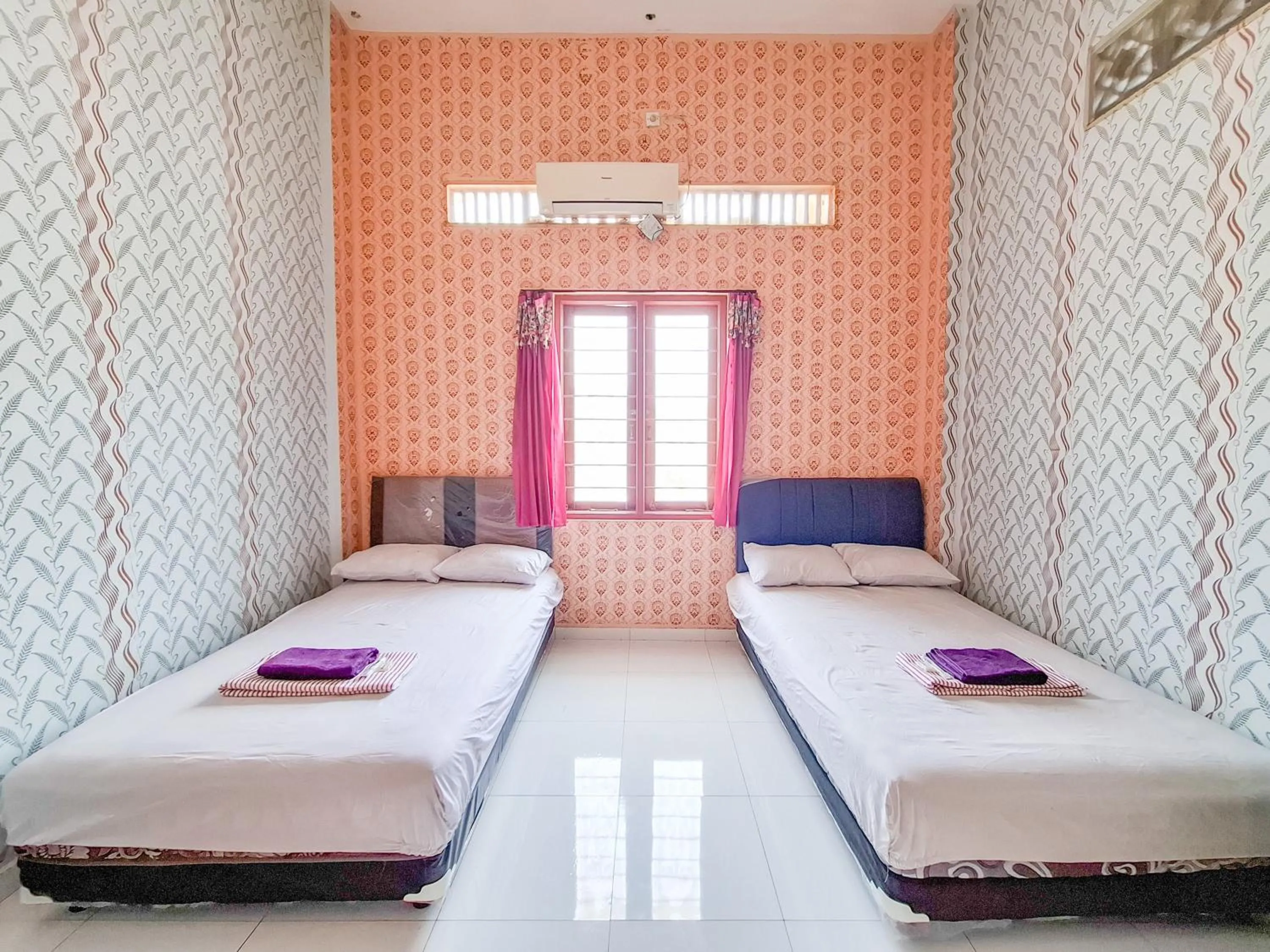 Bedroom, Bed in Sekapuk Indah Guest House Syariah Gresik RedPartner