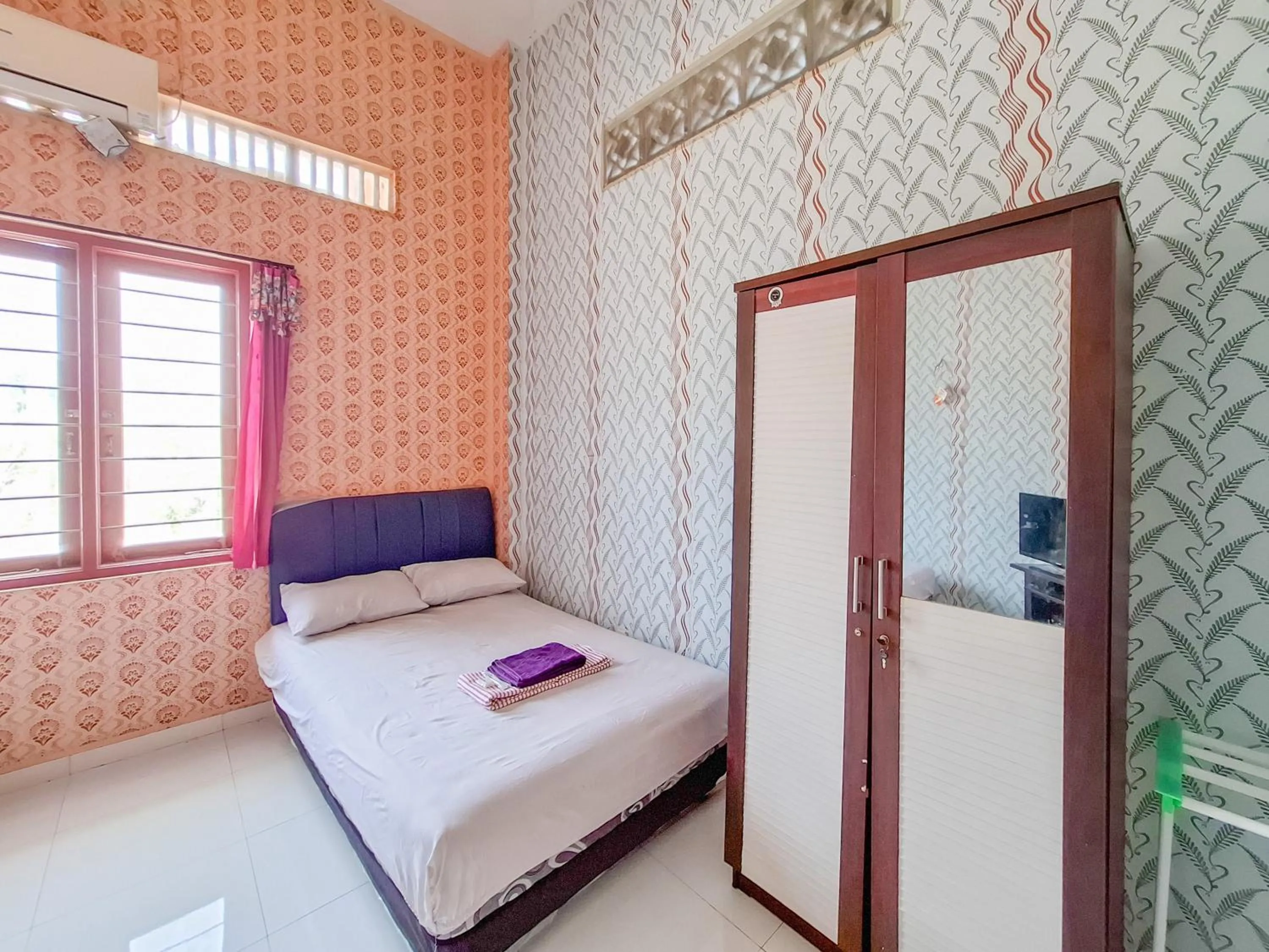 Bedroom, Bed in Sekapuk Indah Guest House Syariah Gresik RedPartner