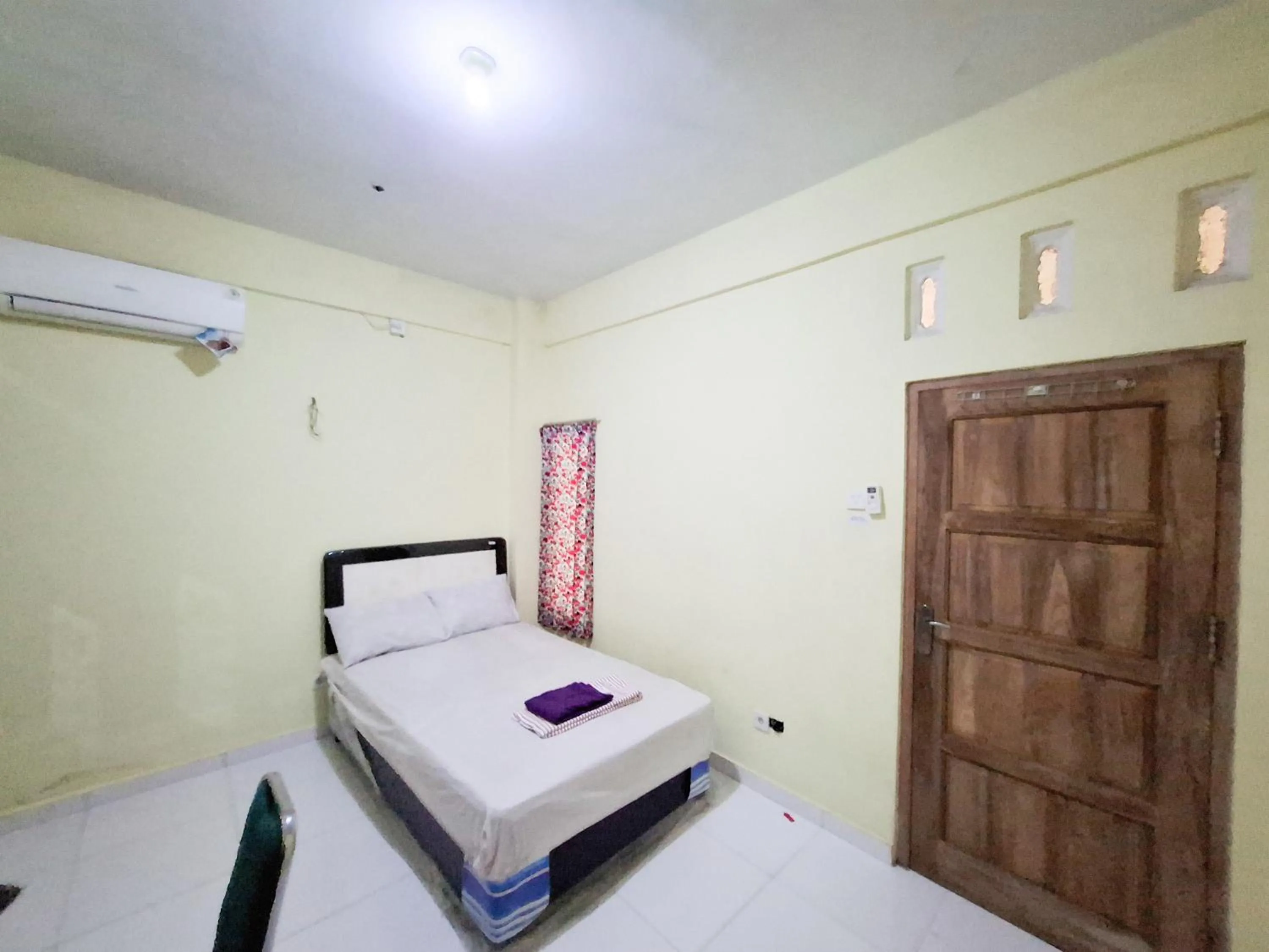 Bedroom, Bed in Sekapuk Indah Guest House Syariah Gresik RedPartner