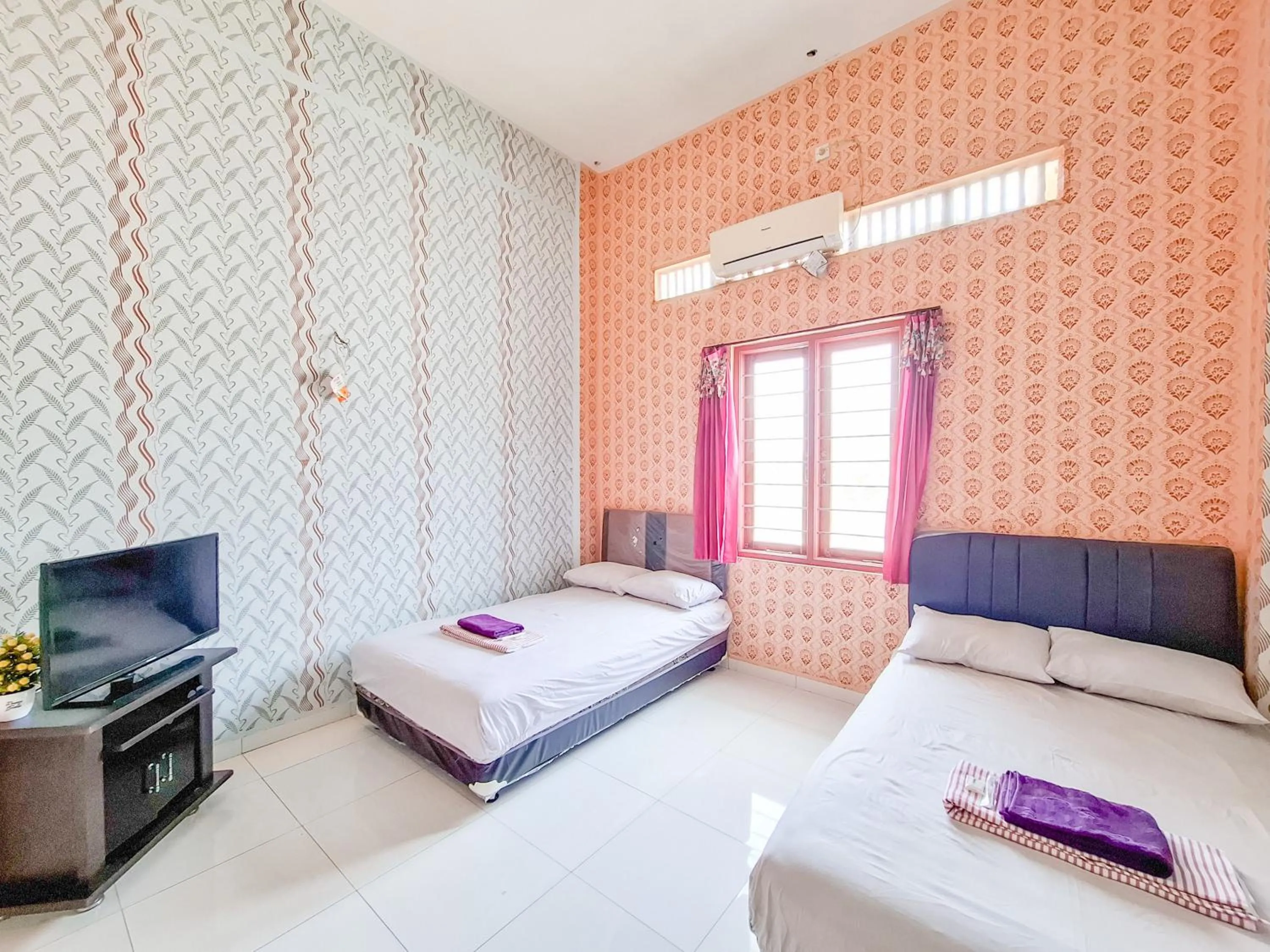 Bedroom, Bed in Sekapuk Indah Guest House Syariah Gresik RedPartner