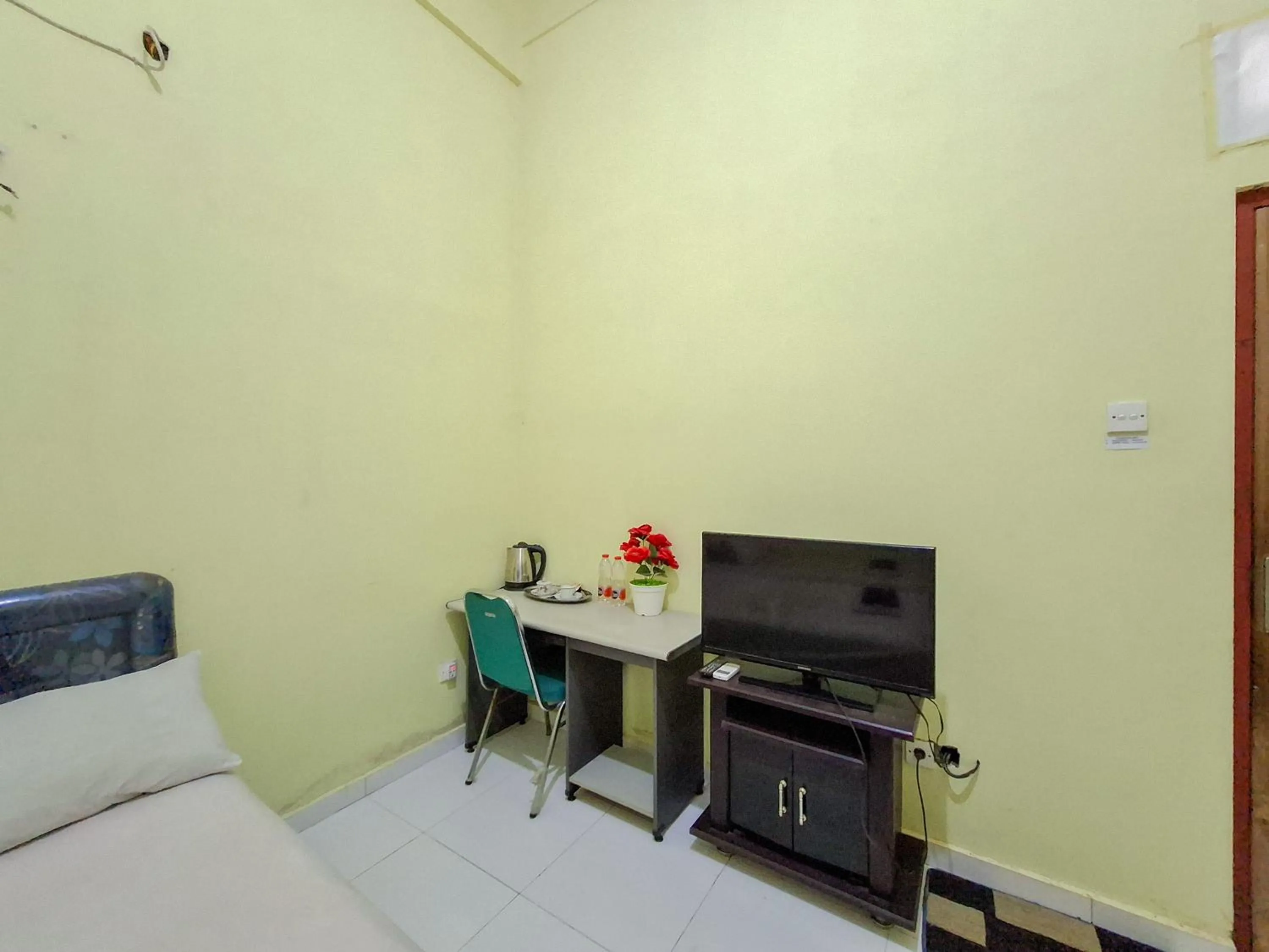 TV and multimedia, Bed in Sekapuk Indah Guest House Syariah Gresik RedPartner