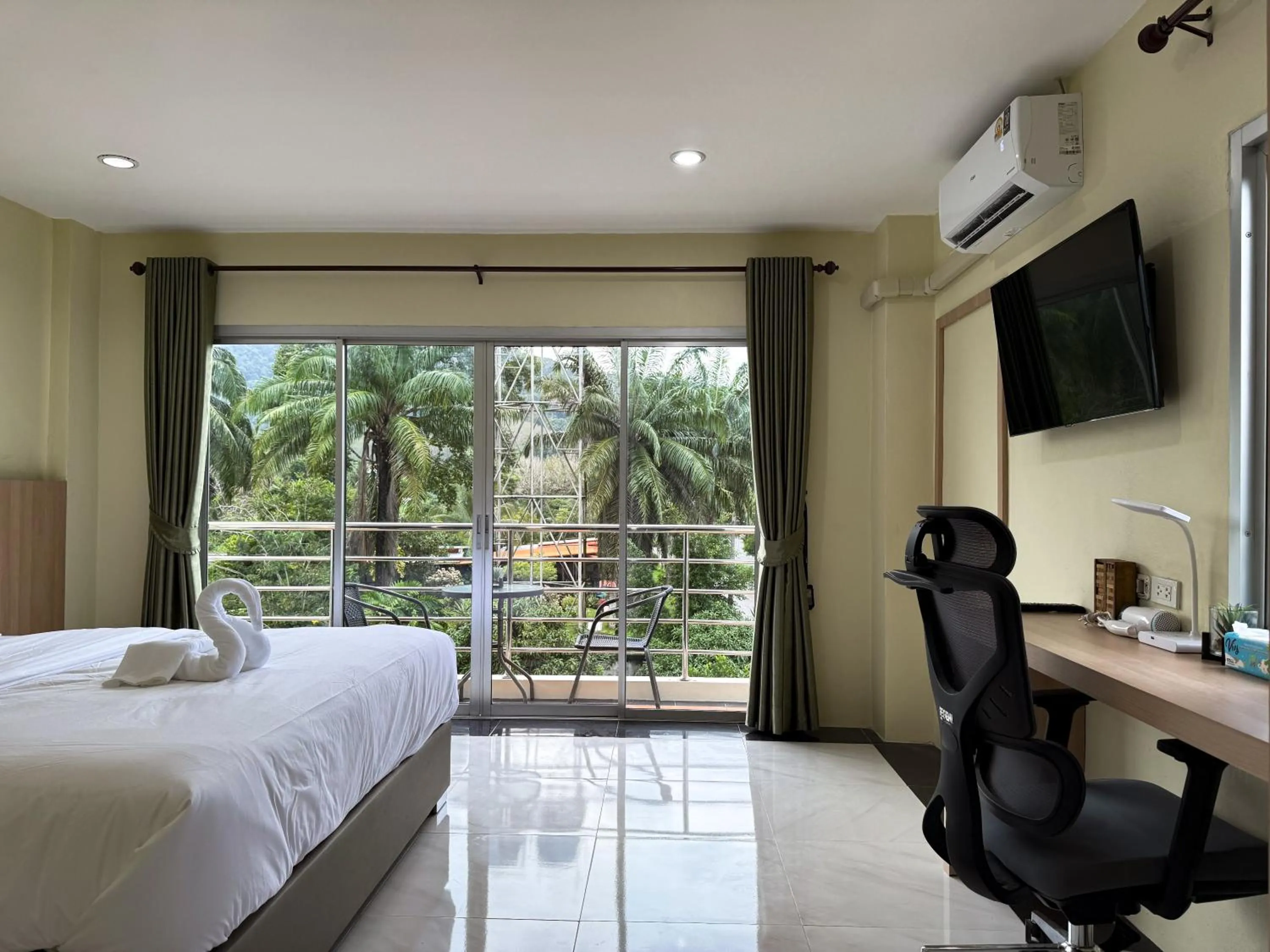 Photo of the whole room, Bed in Nan's Aonang