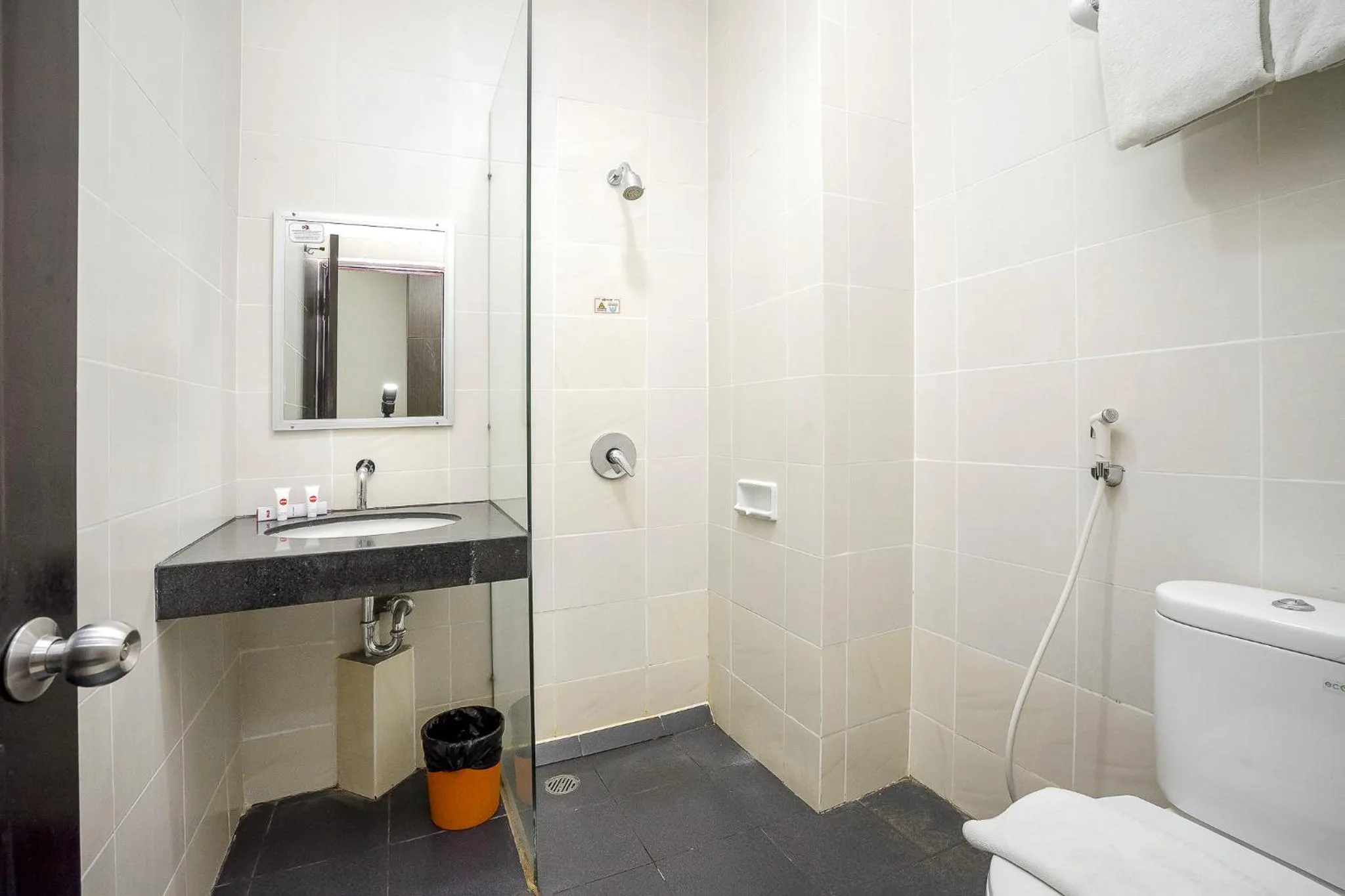 Bathroom in Hotel Grand Kartika